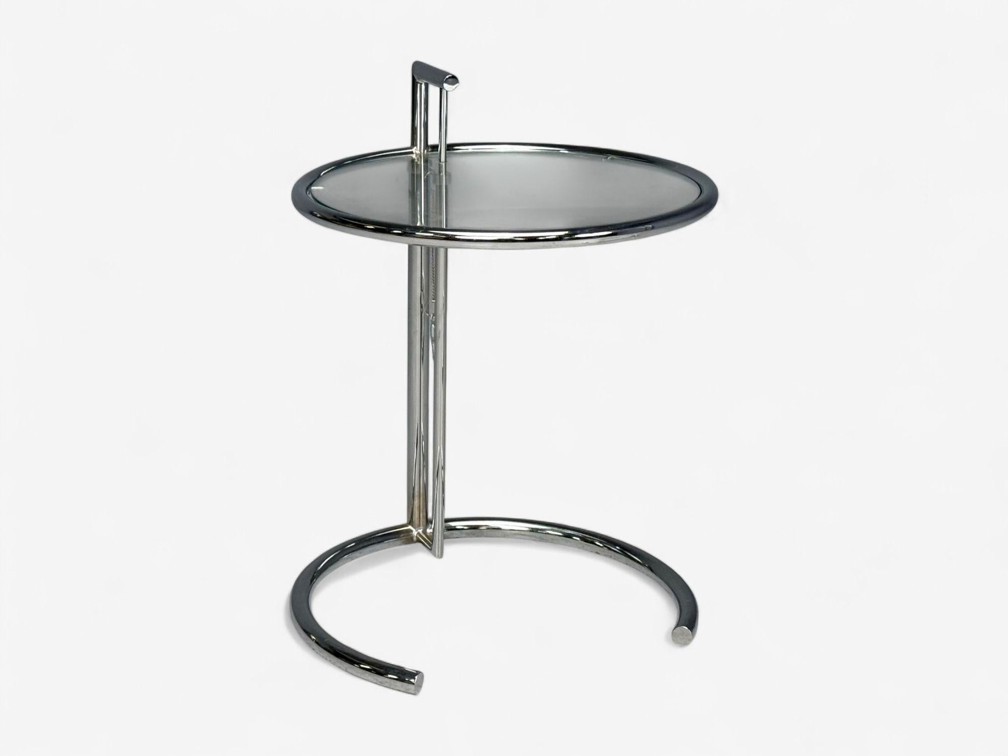 Eileen Gray, chrome, verre, tables d'appoint réglables, Italie, années 1970 Bon état - En vente à Manhasset, NY