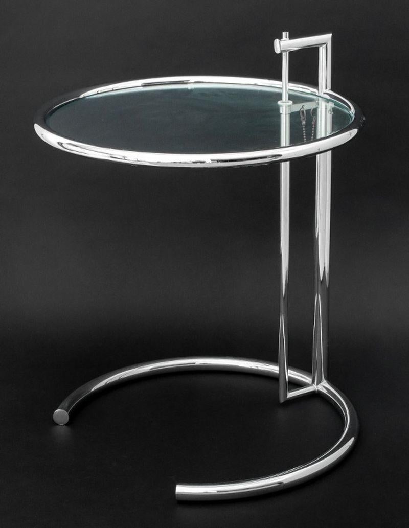 Table de lampe Eileen Gray en verre chromé, avec base en demi-cercle. 25
