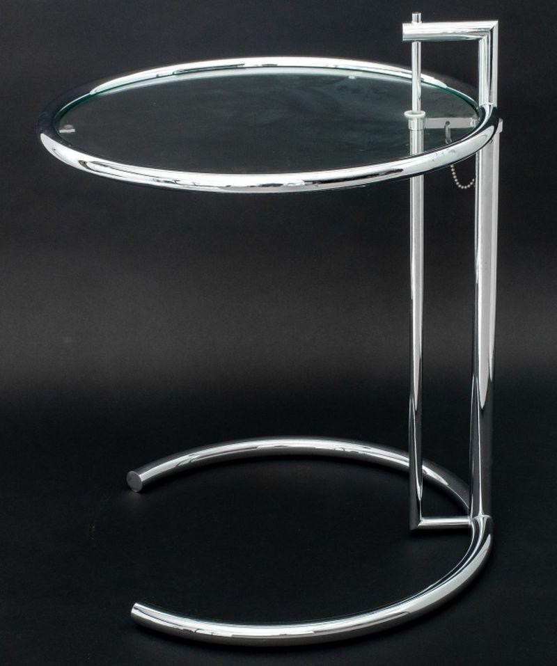 20ième siècle Table de lampe à plateau en verre chromé Eileen Gray en vente