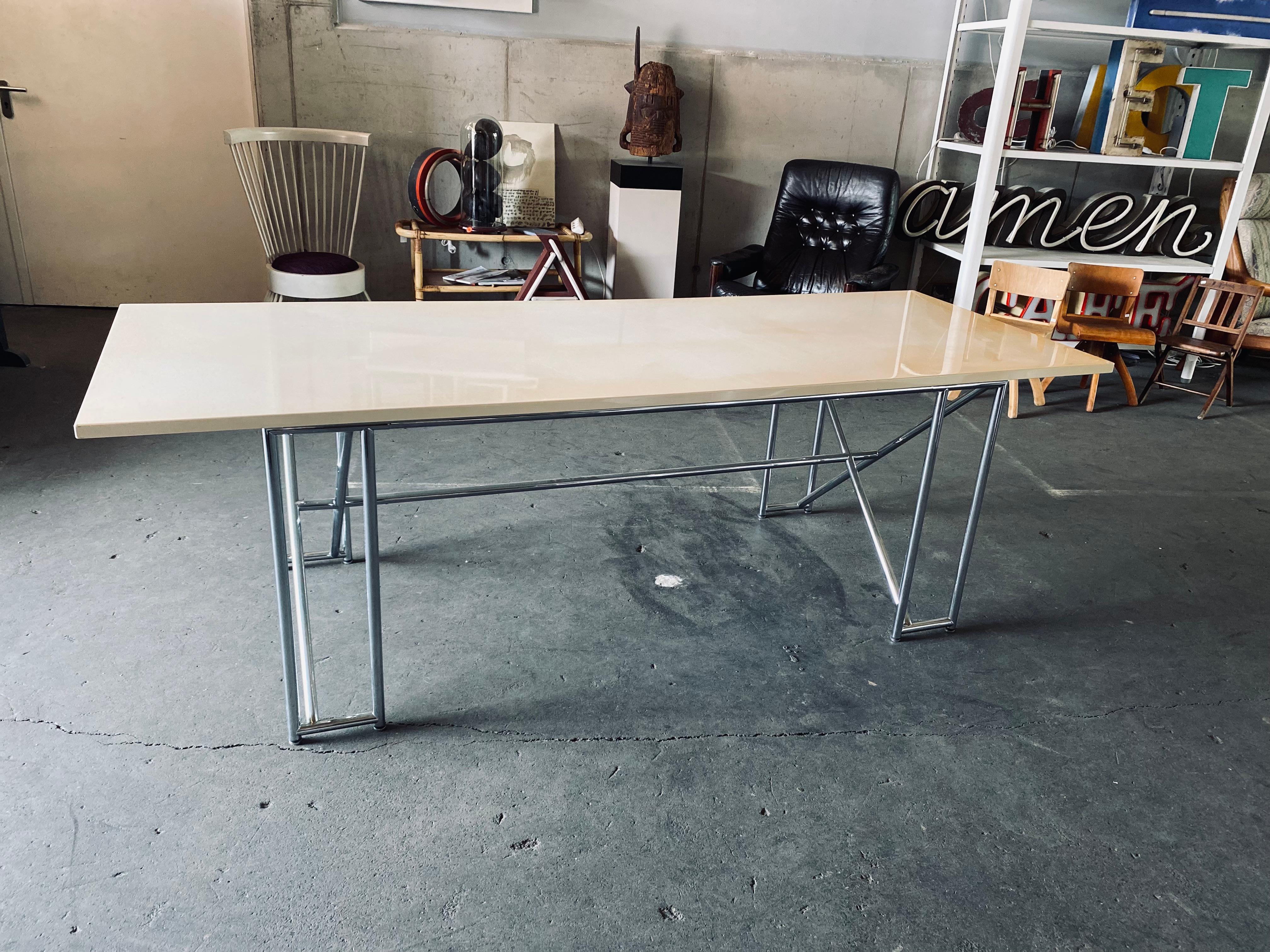 When an avant-garde tubular steel design meets a classic refectory table, the result is the double X. A large but elegant table whose X-shaped supports ensure optimal rigidity. Like so many of Eileen Gray's designs, the double
Frame made of