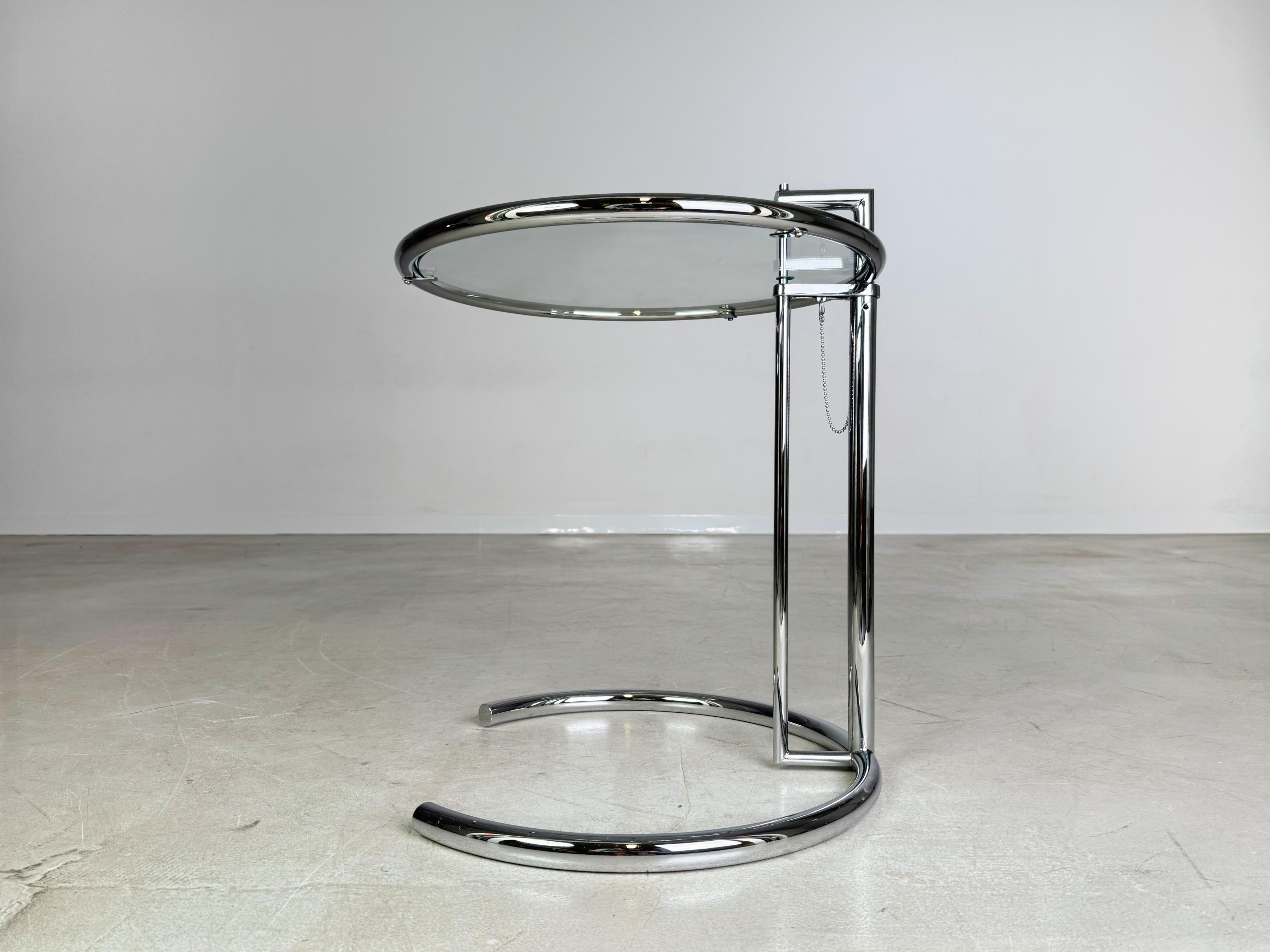 Ti offriamo un magnifico Beistelltisch di Eileen Gray, realizzato dal produttore tedesco ClassiCon e in vendita. Il Tisch è un vero e proprio pezzo forte del design e può essere posizionato in alto e con un'asta.

Zustand: Guter gebrauchter Zustand