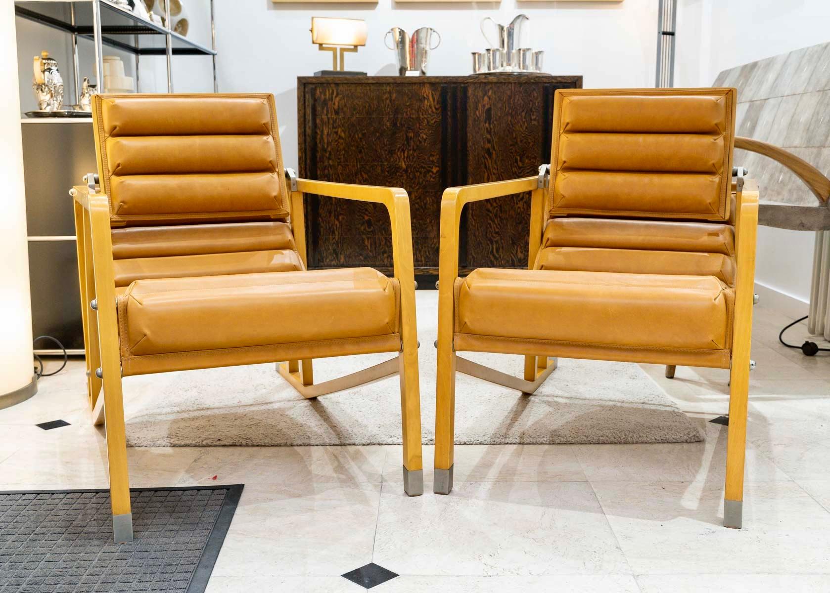 Ein Paar Transat-Sessel, entworfen von Eileen Gray im Jahr 1927 für die Villa E-1027.

Ausgabe in Goldleder und Naturholz von Ecart International, um 1980.

Mit verstellbarer Rückenlehne und verchromten Messingbeschlägen.

In sehr gutem gebrauchten