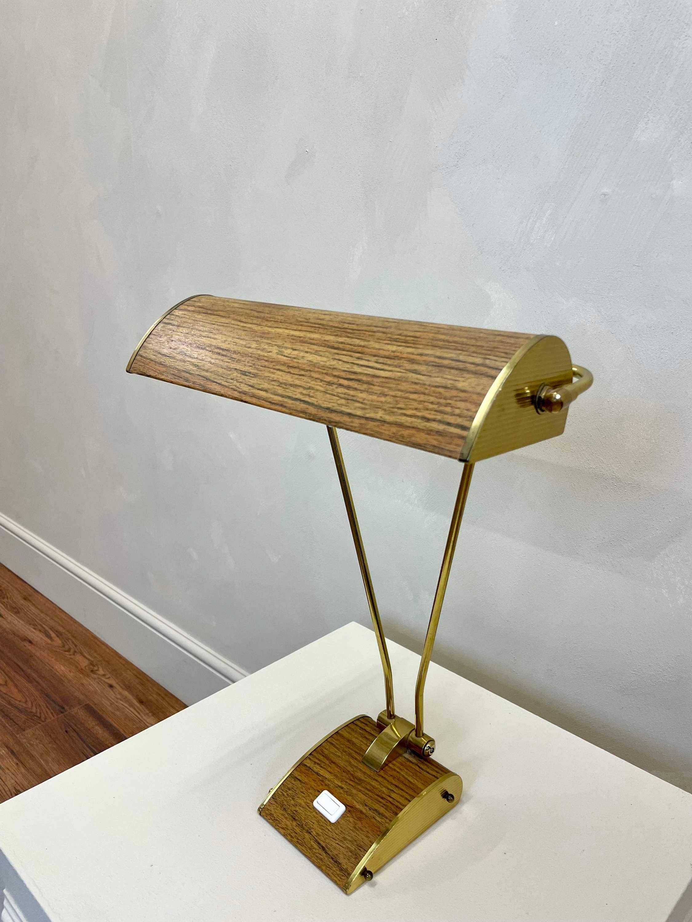 Lampe de bureau Art déco des années 1930 produite par Jumo France, conçue en 1935 par l'un des plus grands designers de l'histoire, Eileen Gray (irlandaise, 1879 - 1976).
Jumo s'est surtout fait un nom grâce à sa fiabilité et à la production de