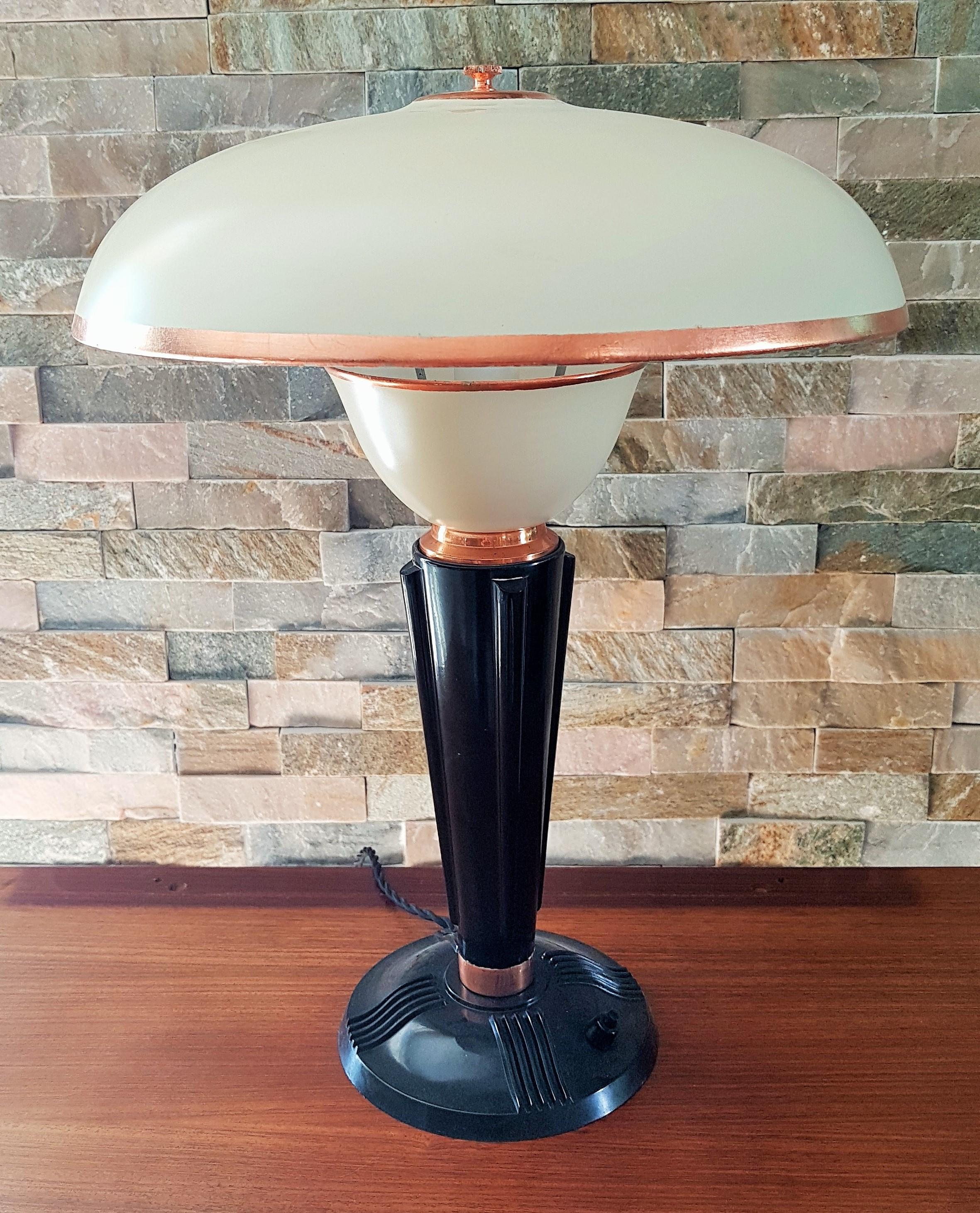 Eileen Gray for Jumo French Art Deco Bakelite desk/table lamp, France, 1930s.
Copper details.
Fully restored, rewired.