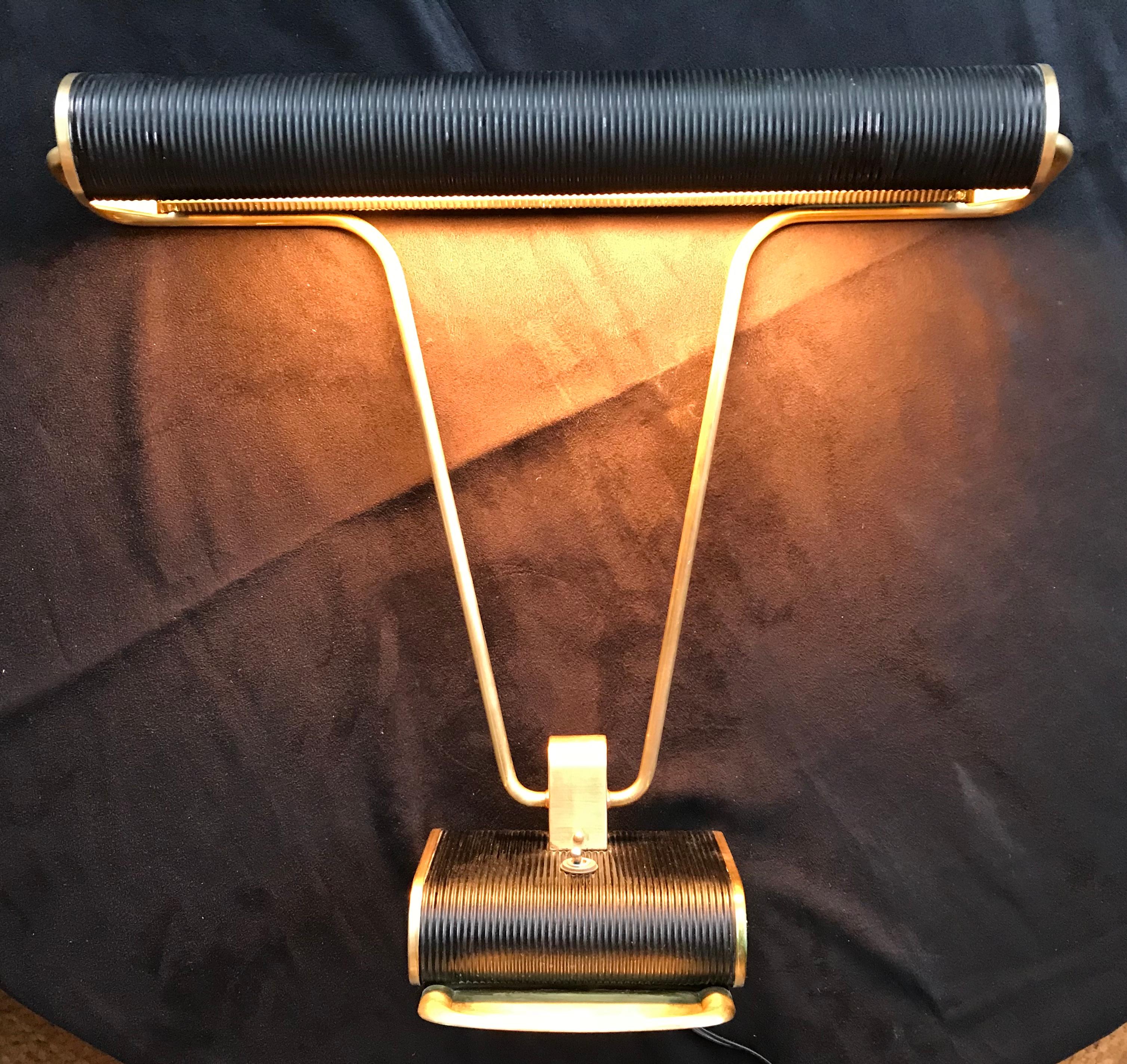 Beautuful Art Deco Modern style table desk lamp by Eileen Gray in blackened metal and gilt brass in a very good general condition. France, 1930.
Dimensions :
Width 44 cm x H 39 cm x depth 17 cm
Base 15 cm x 15 cm
Eileen Gray Brownswood 1878