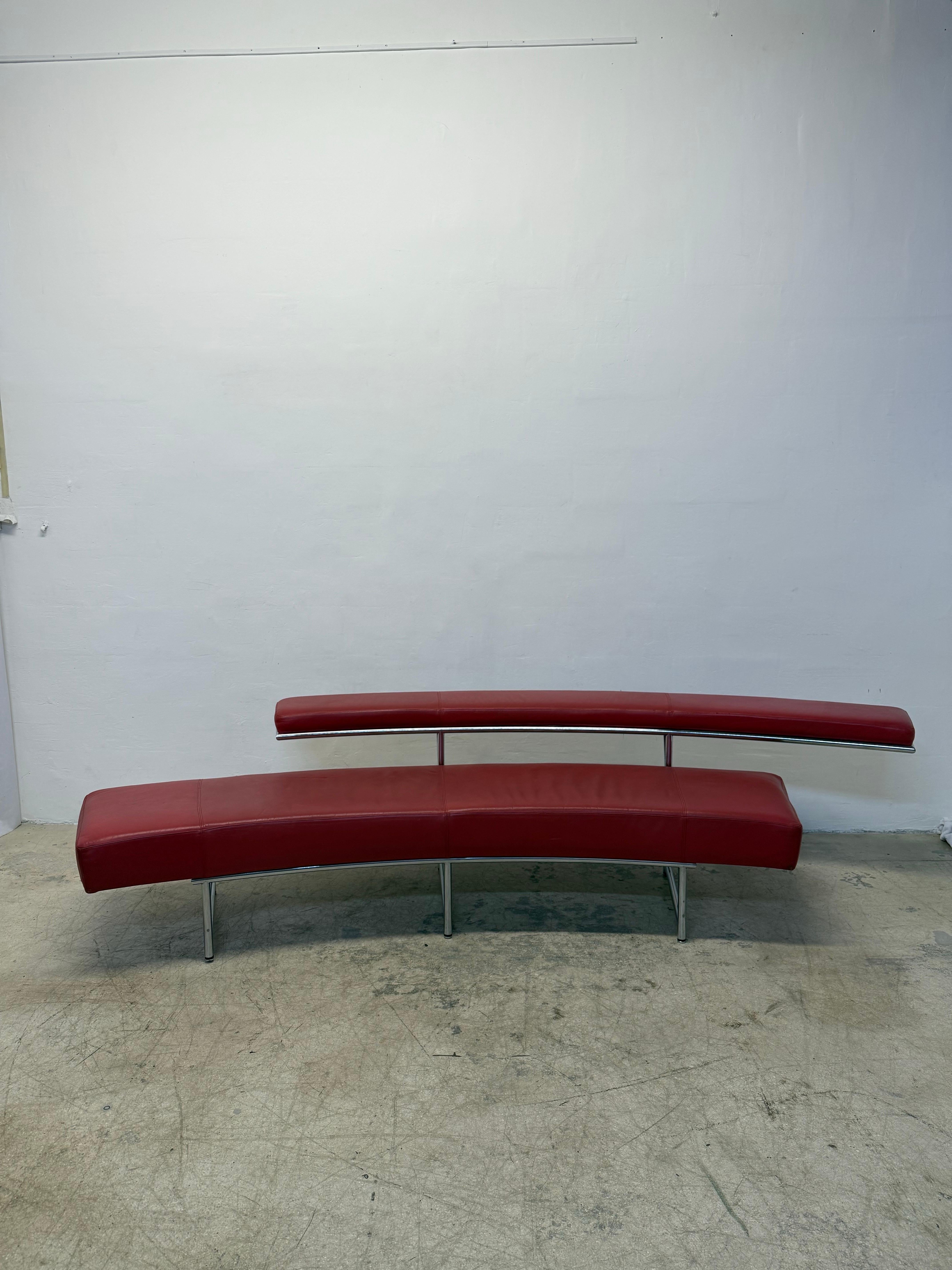 Le canapé Monte Carlo a été conçu à l'origine par Eileen Gray en 1929, dans le cadre du mouvement Bauhaus, et a ensuite été produit sous licence par ClassiCon.  Cet exemple, datant des années 1990, est constitué d'un coussin en cuir rouge cousu à la