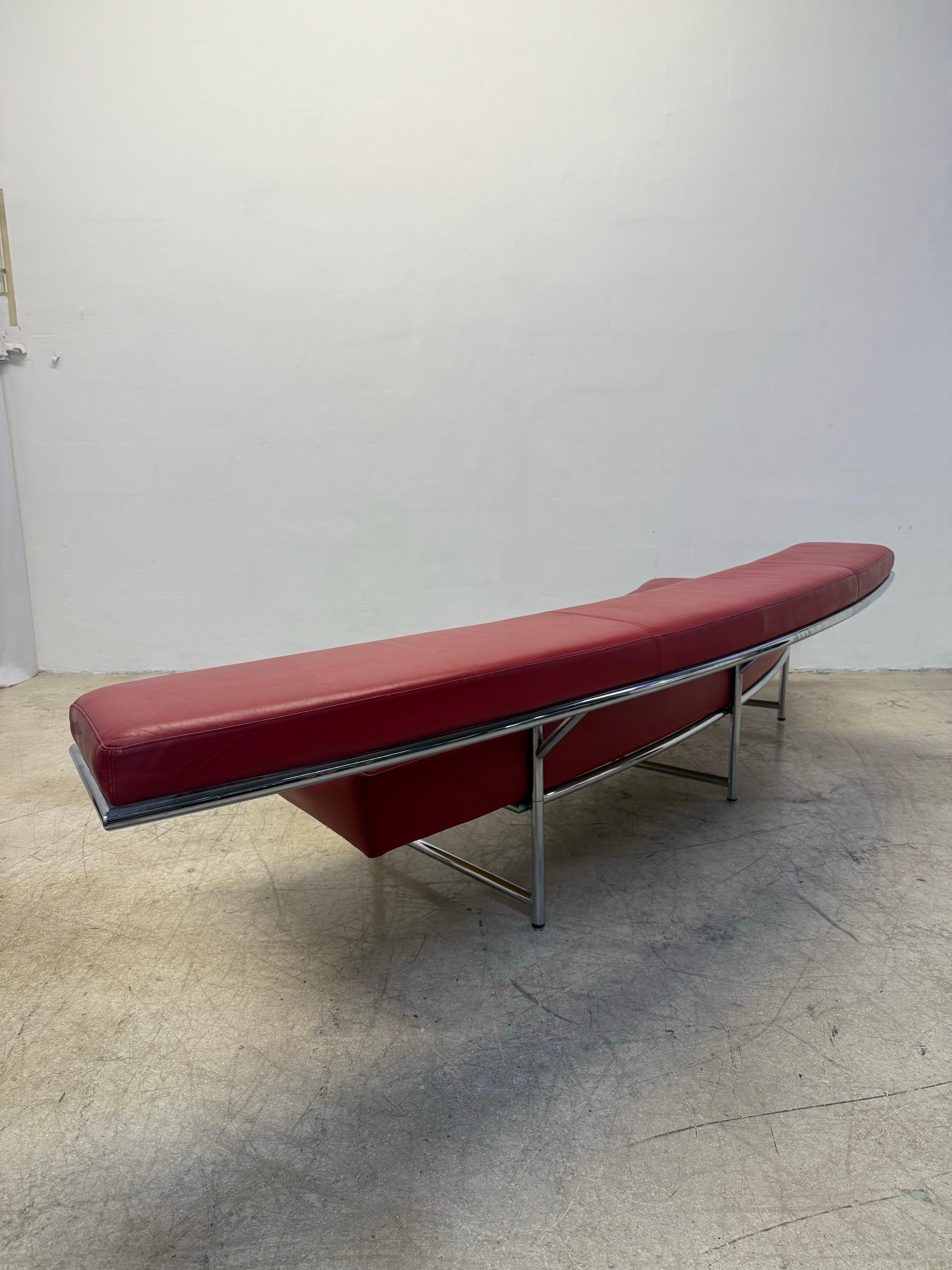 20ième siècle Canapé en cuir rouge et chrome Eileen Gray 