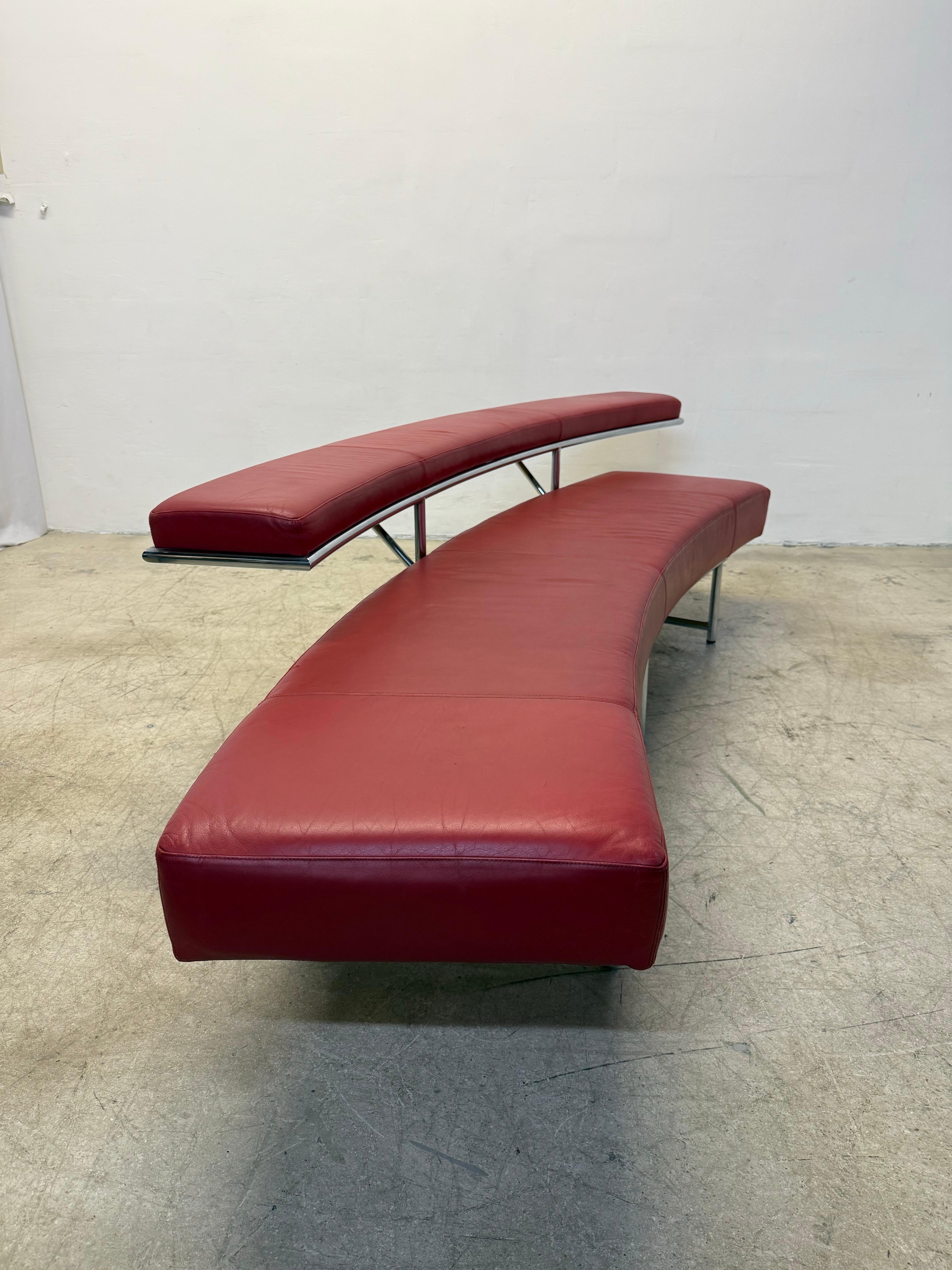 Cuir Canapé en cuir rouge et chrome Eileen Gray 