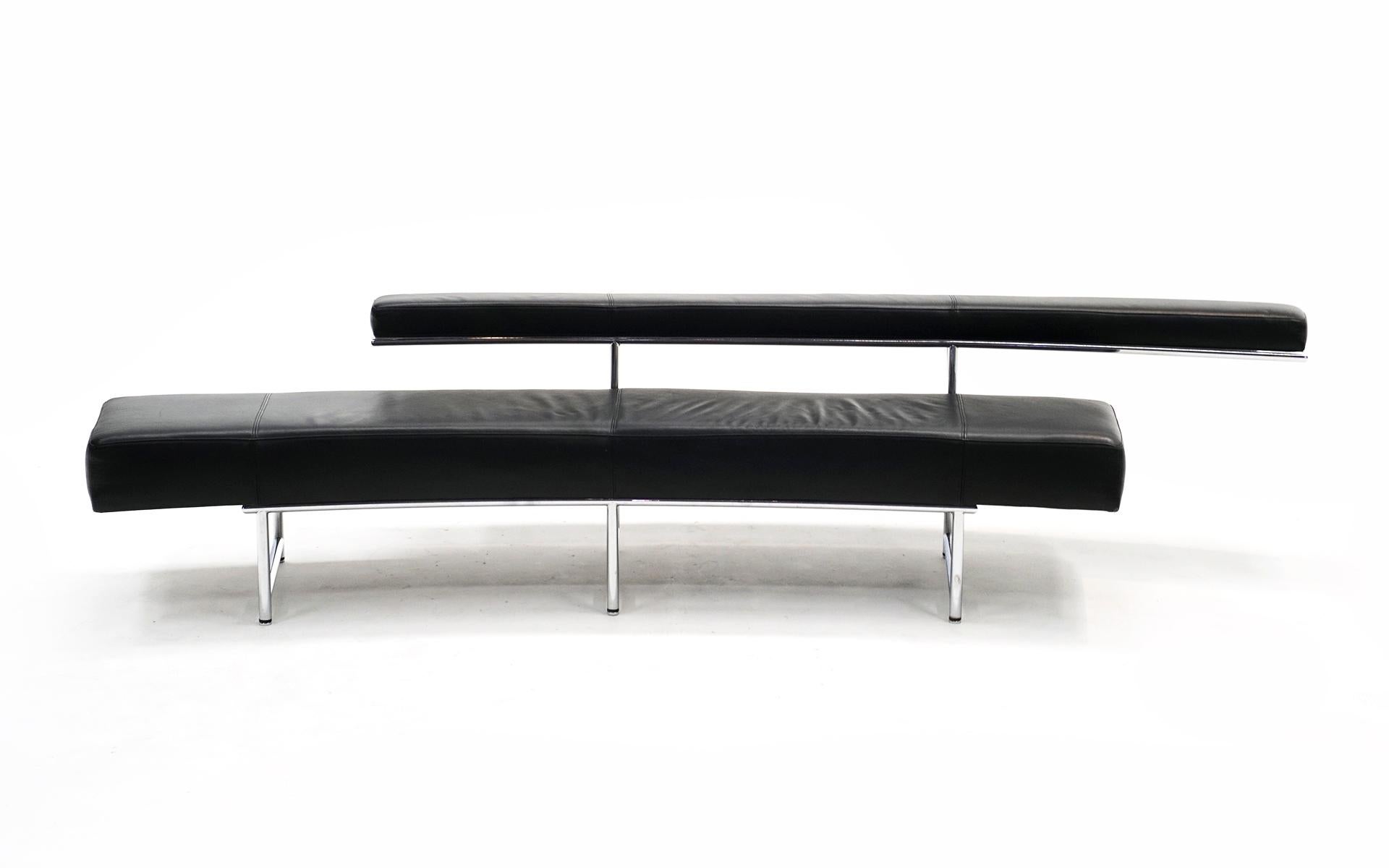 Canapé Monte Carlo dessiné par Eileen Gray en 1929 et produit par ClassiCon dans les années 2000. Forme incurvée en cuir noir et chrome tubulaire. Cet exemplaire a été très peu utilisé. Pas de rayures, de déchirures, d'éraflures ou de réparations