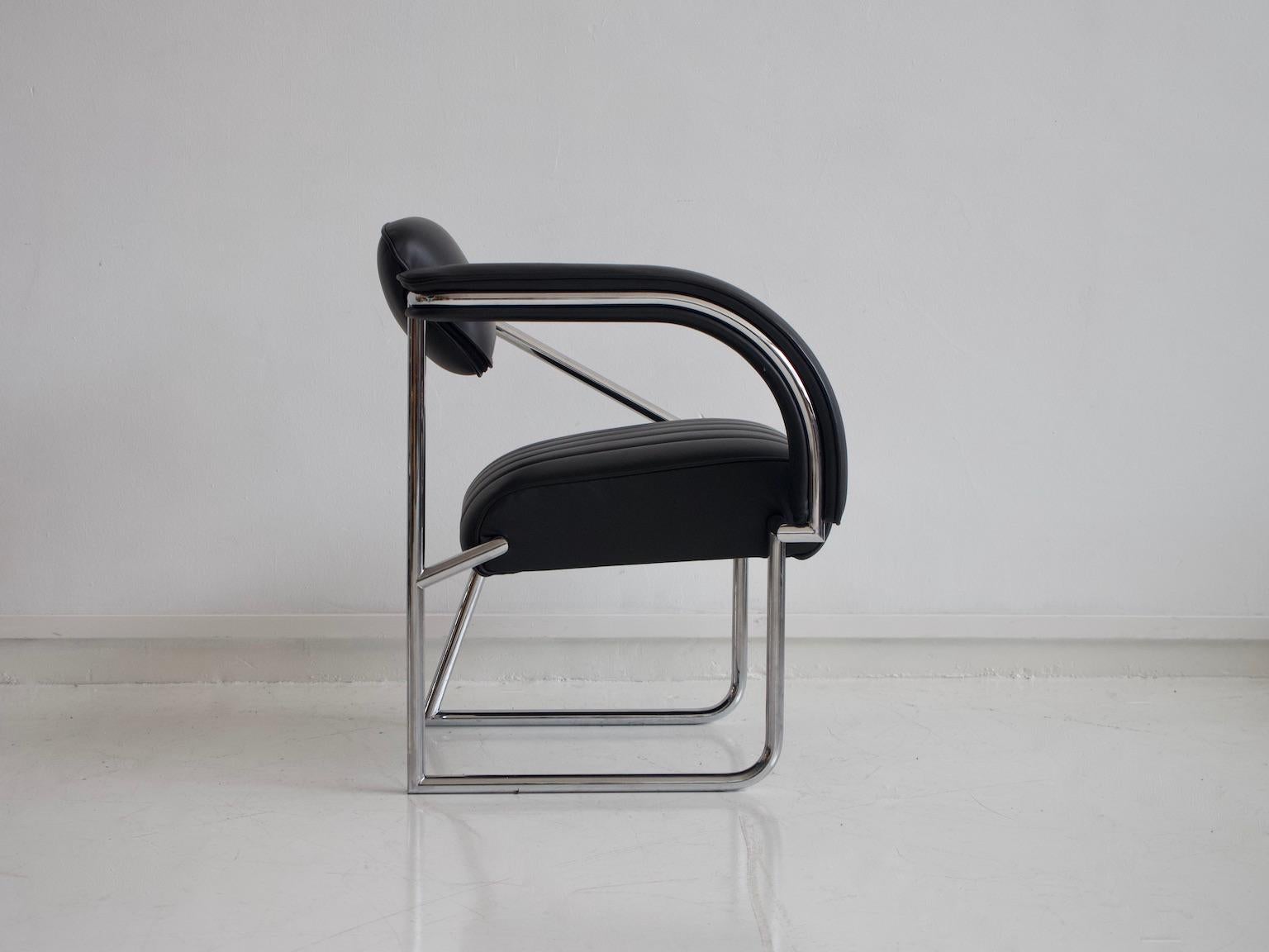 Eileen Gray Non Conformist Black Leather and Steel Chair In Good Condition In Madrid, ES