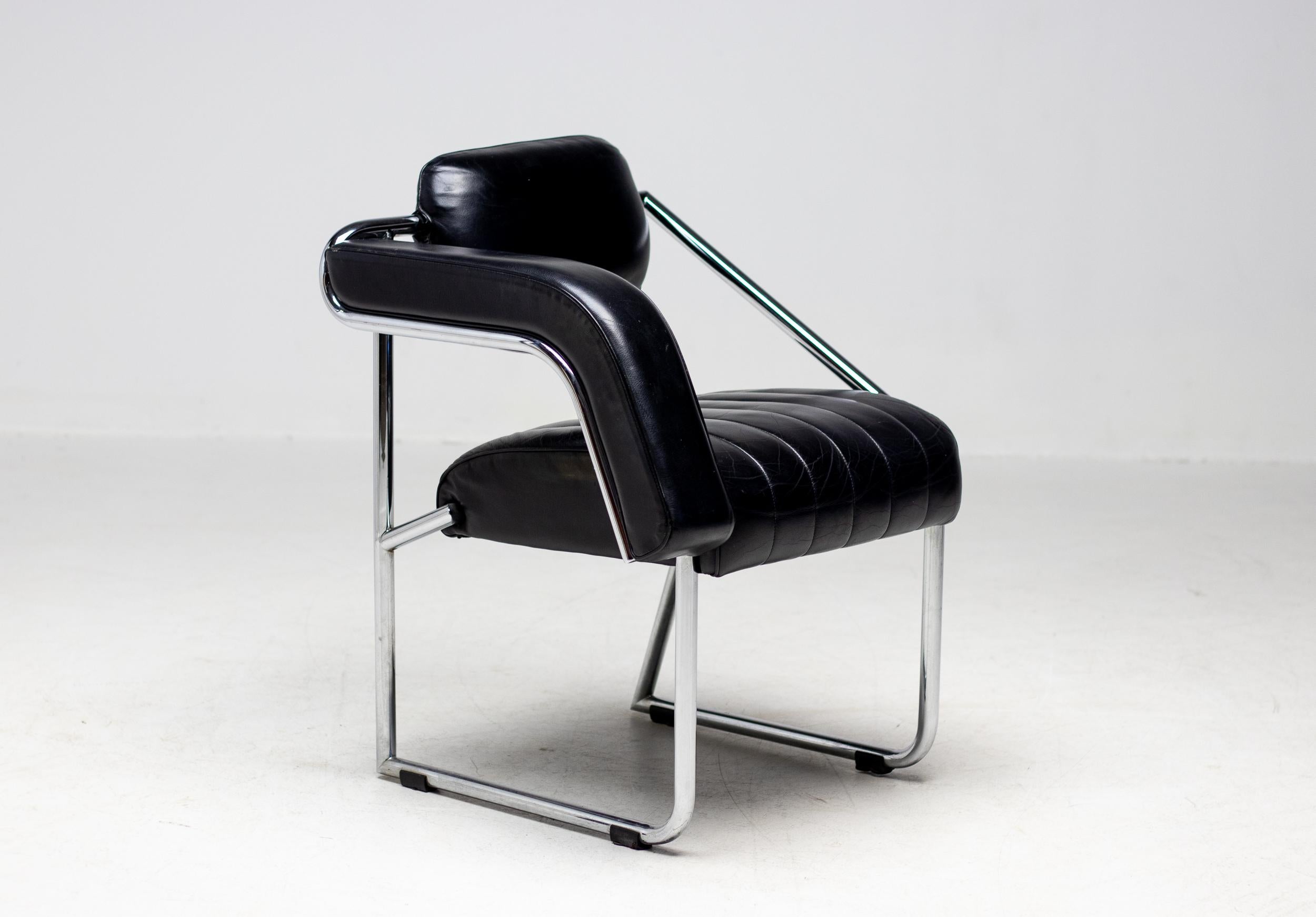 Satz von 4 nonkonformistischen Stühlen von Eileen Gray, hergestellt um 1970 von Ecart International.
Das Grundthema des Non Conformist Stuhls der irischen Designerin Eileen Gray (1878-1976) ist Komfort. 
Sein Rohrgestell wurde nach ergonomischen