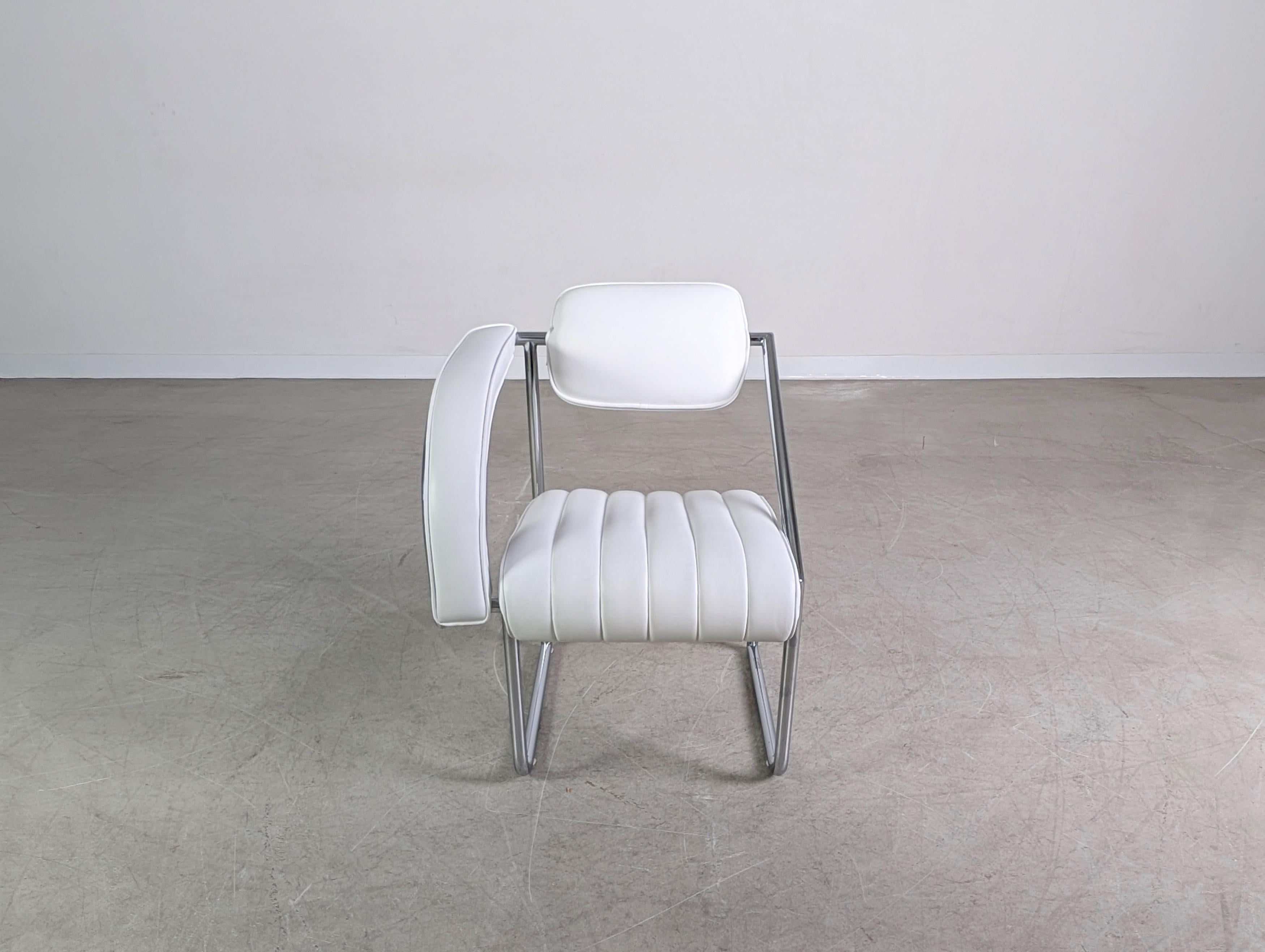 Ponemos a la venta un precioso y exquisito reloj de pared de los Talleres Comunitarios de Múnich de los años 70. El nacimiento de Eileen Gray se remonta al año 1926 y hasta hoy se ha convertido en una gran diseñadora.

Este ejemplar, que está a la