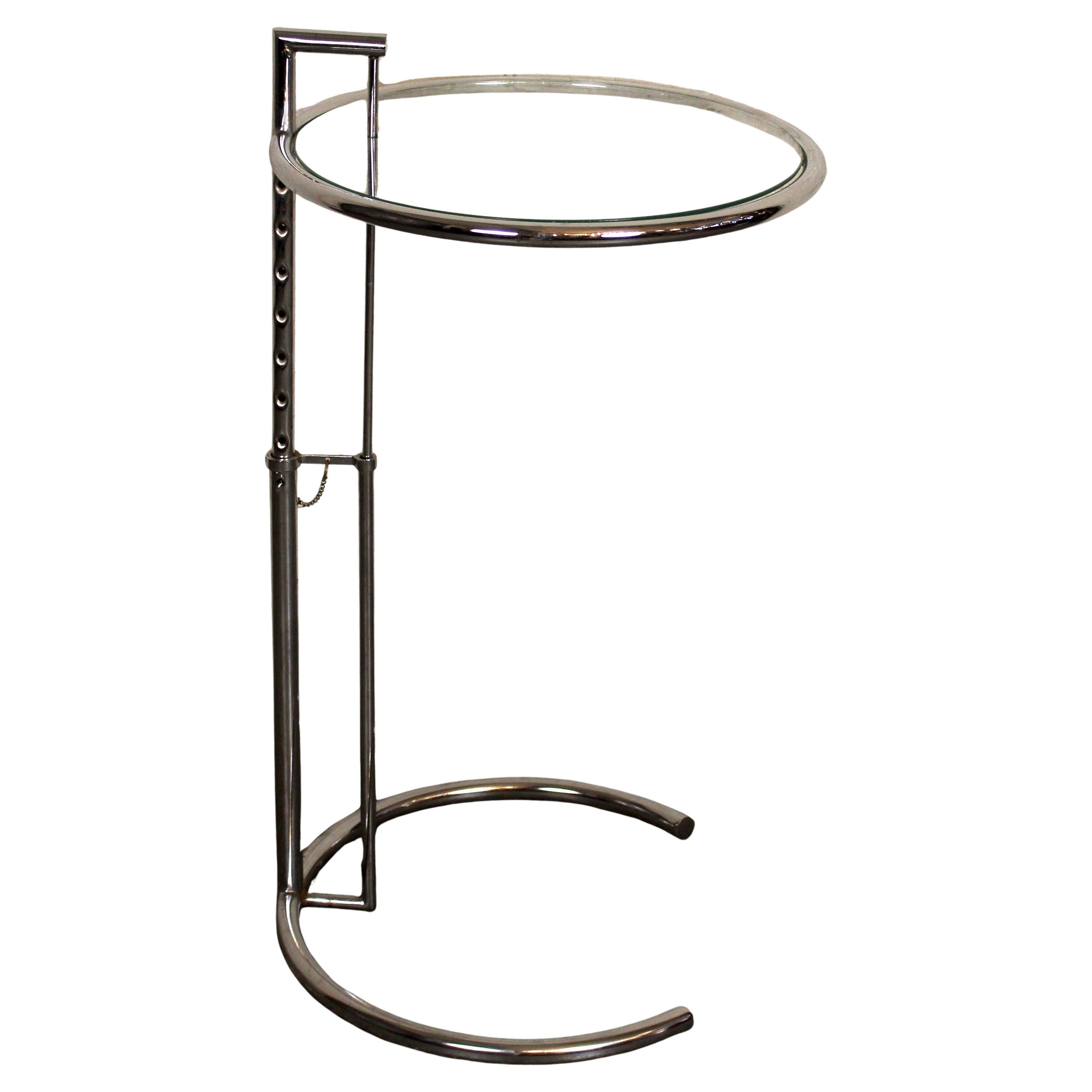 Table d'appoint réglable de style Eileen Gray, élégante et intemporelle, d'Italstudio, dotée d'un cadre en chrome poli et d'un plateau en verre transparent. Le design iconique en porte-à-faux offre une hauteur réglable pour une utilisation
