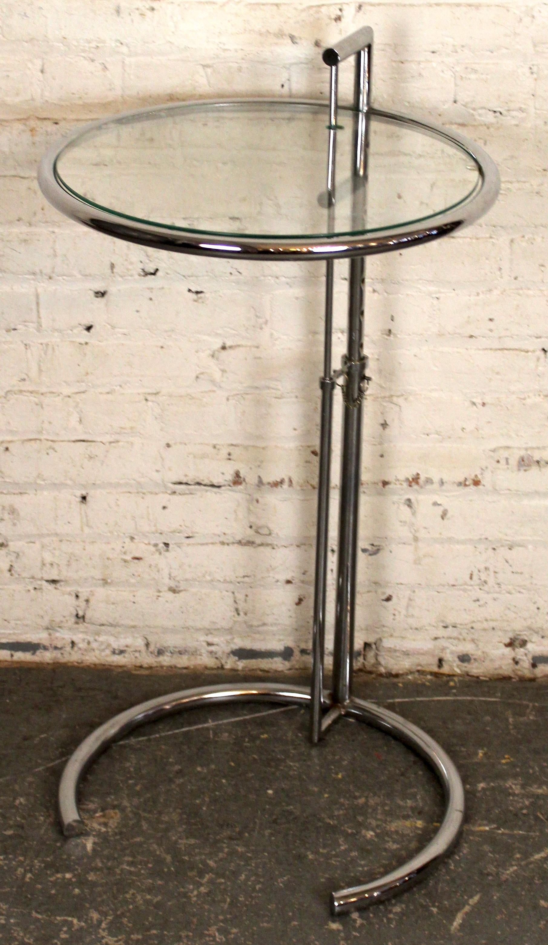Inconnu Table d'appoint réglable en chrome de style Eileen Gray par Italstudio en vente