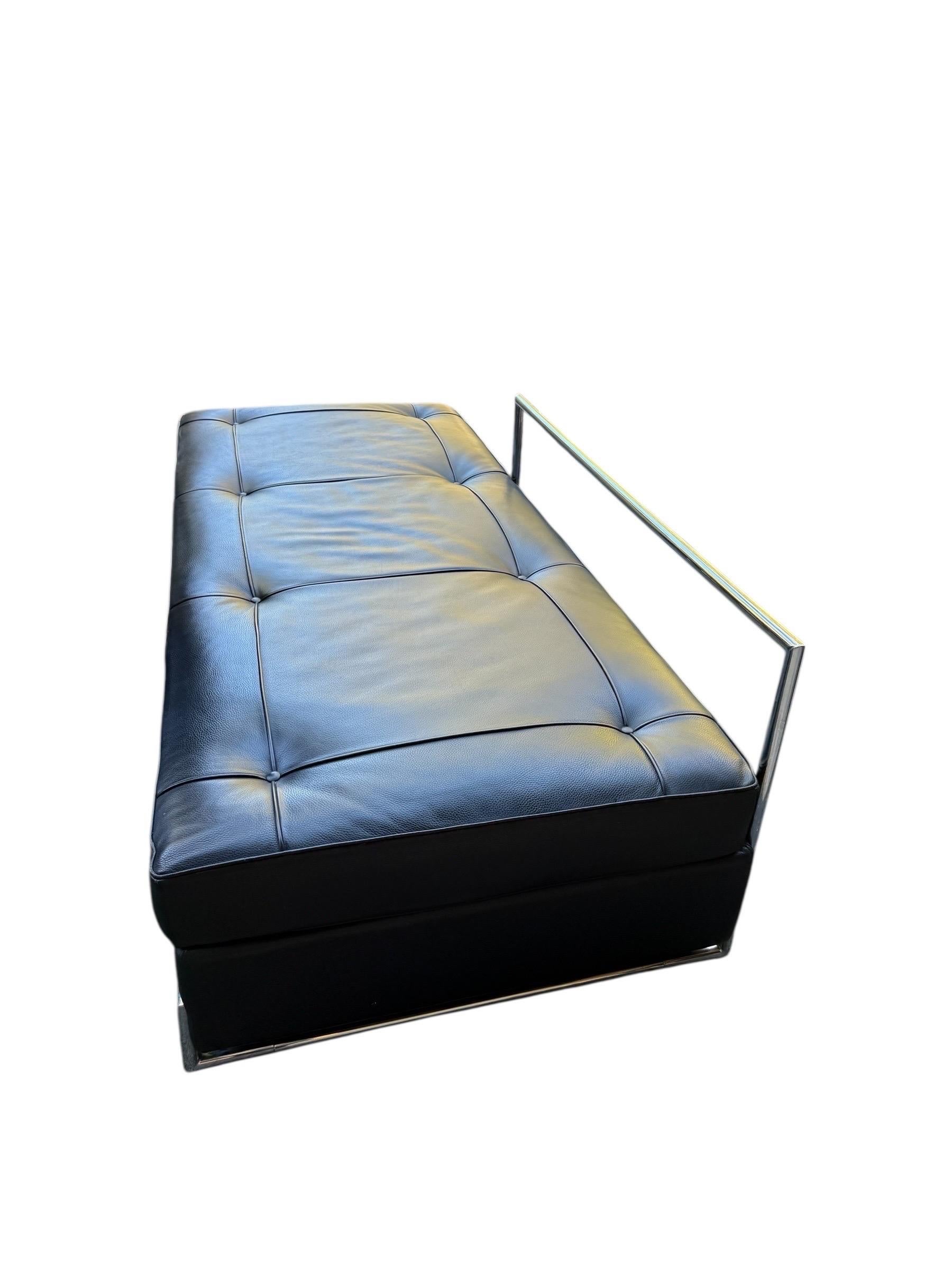 Eileen Gray Style Schwarz Daybed Leder und Chrom Modern Chaise Lounger Daybed (Moderne) im Angebot