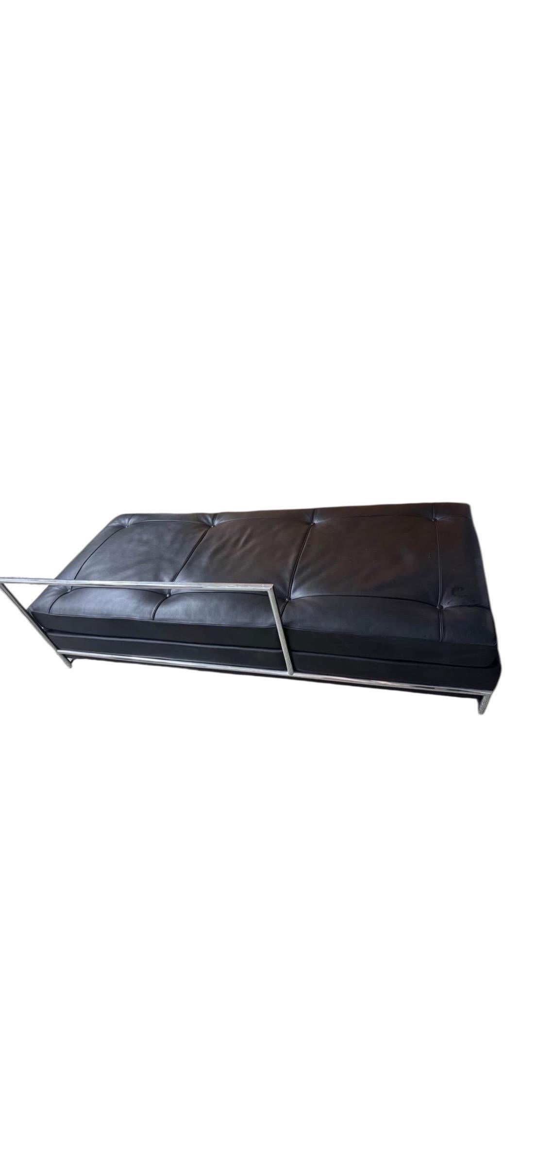 Eileen Gray Style Schwarz Daybed Leder und Chrom Modern Chaise Lounger Daybed (Unbekannt) im Angebot