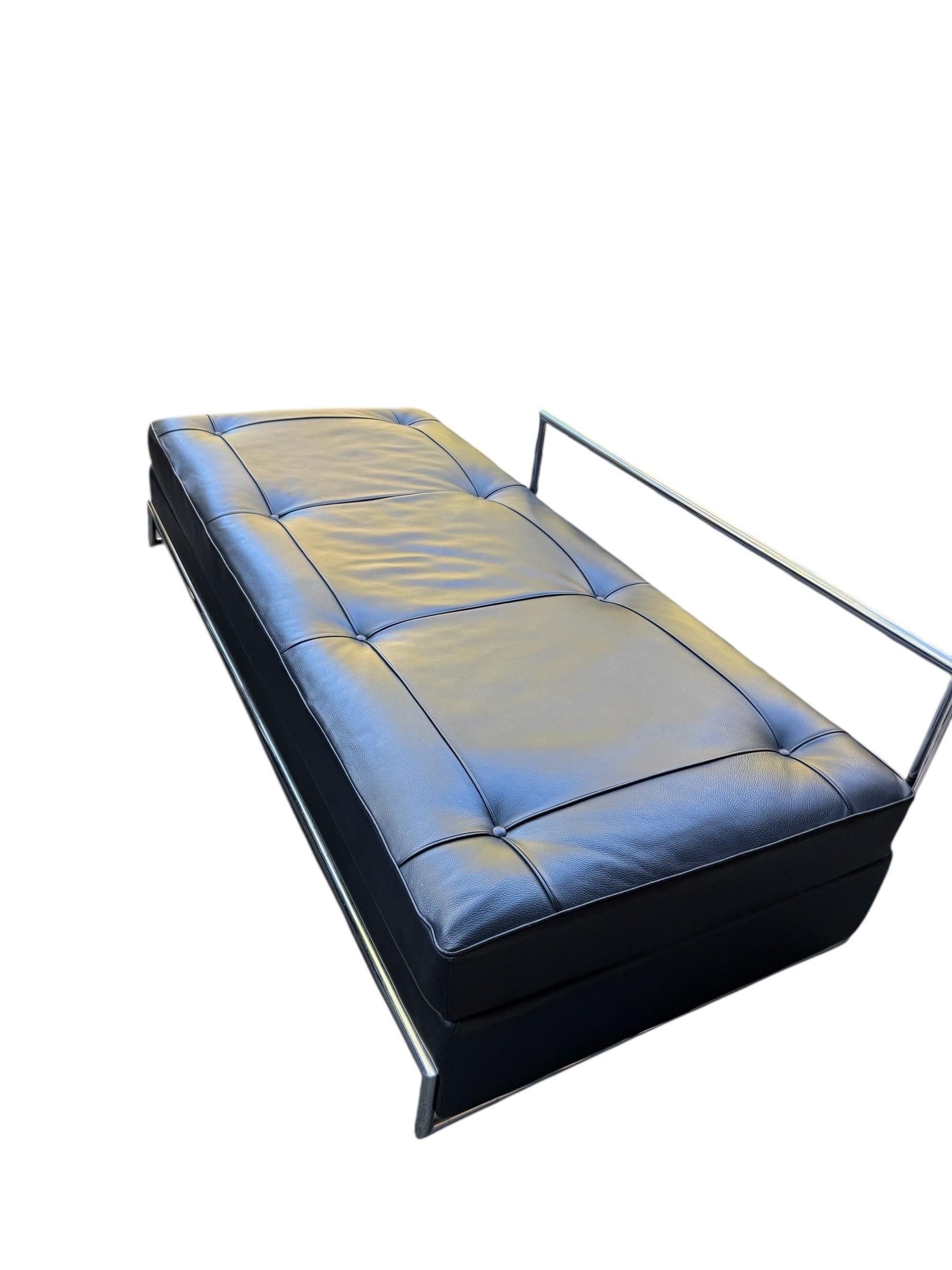 Eileen Gray Style Schwarz Daybed Leder und Chrom Modern Chaise Lounger Daybed im Zustand „Gut“ im Angebot in Rochester, NY