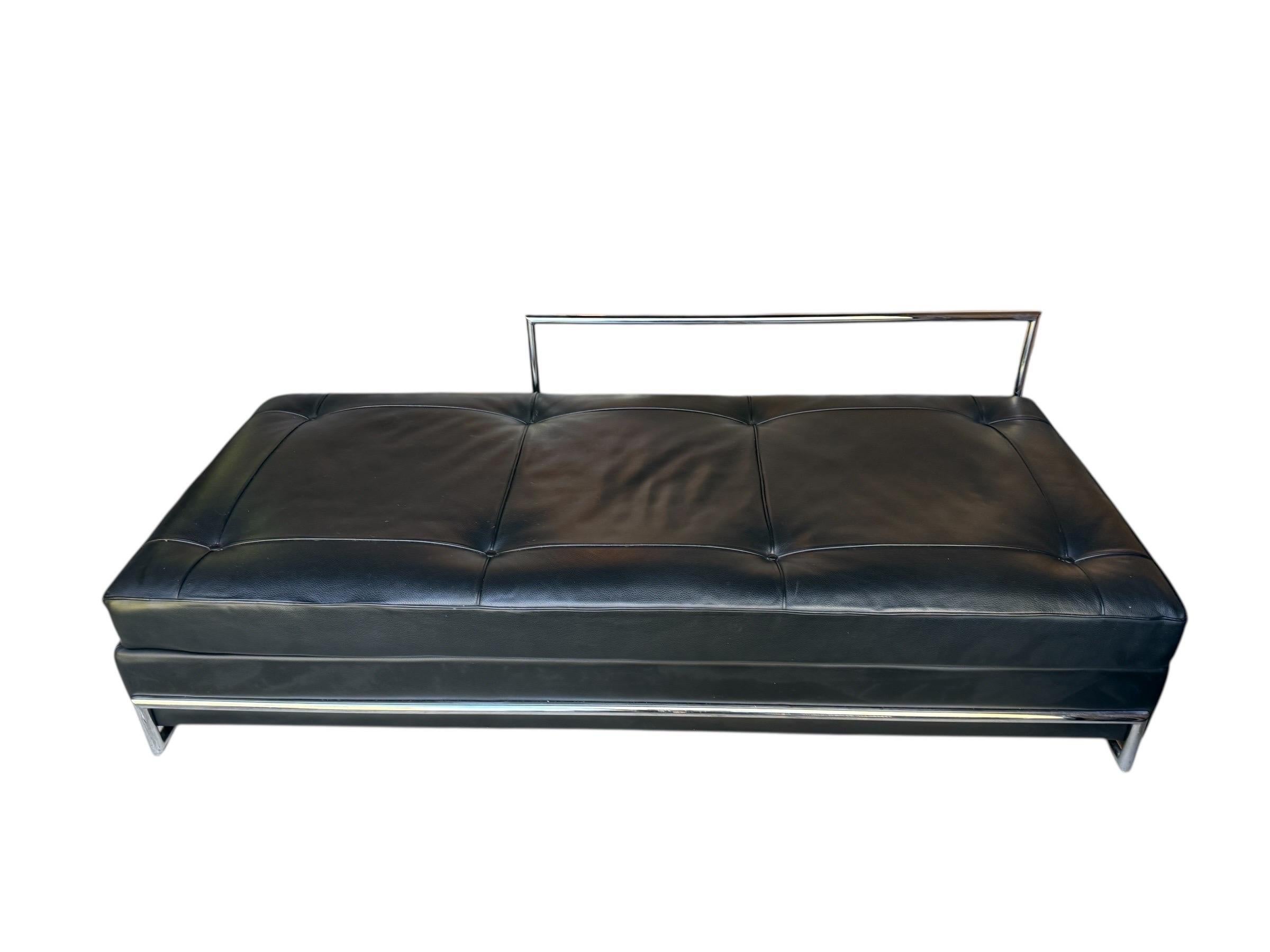 Eileen Gray Style Schwarz Daybed Leder und Chrom Modern Chaise Lounger Daybed (20. Jahrhundert) im Angebot