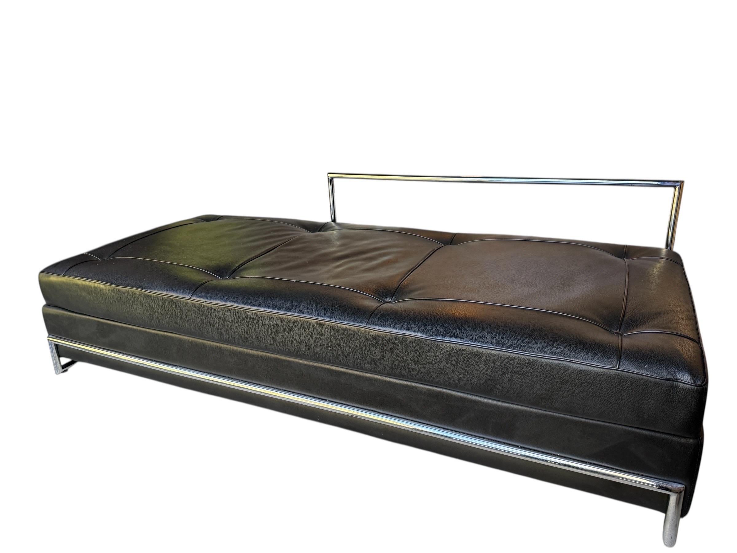 Eileen Gray Style Schwarz Daybed Leder und Chrom Modern Chaise Lounger Daybed im Angebot 1