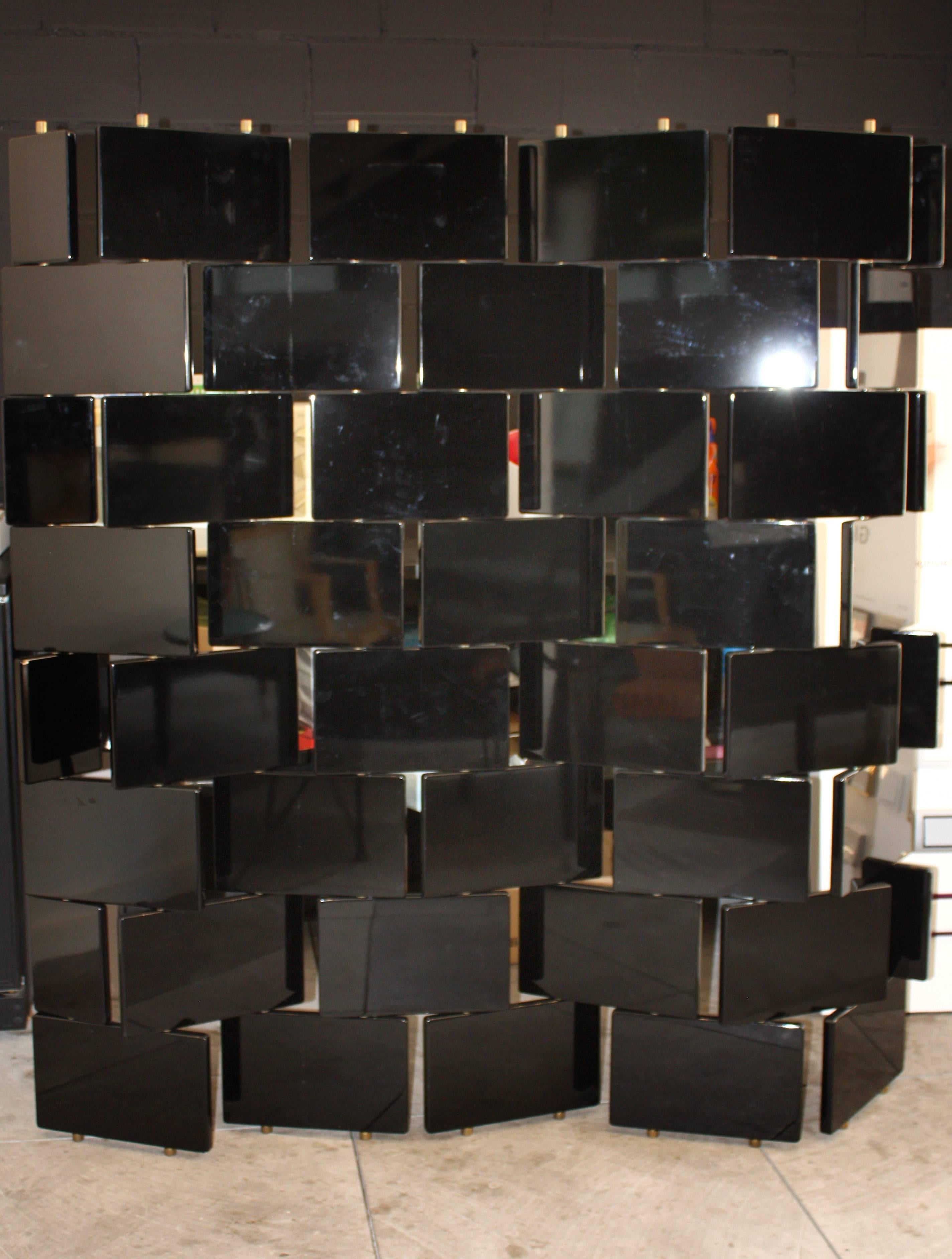 Paravent ou séparateur de pièce de style Eileen Gray:: réalisé en panneaux mobiles en bois laqué noir et structure en laiton.