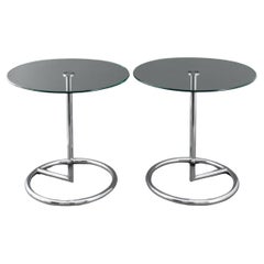 Paire de tables d'appoint à plateau de verre de style Eileen Gray