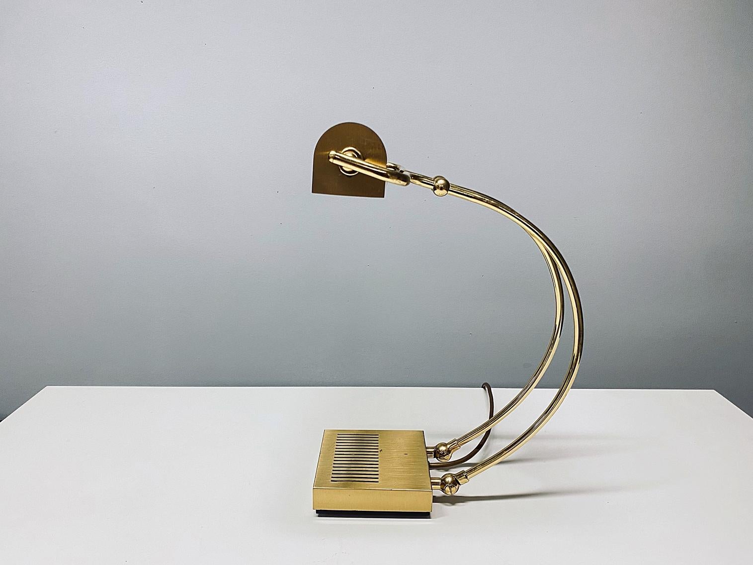 Lámpara de sobremesa de latón de mediados de siglo, estilo Eileen Gray, años 70, Alemania Moderno de mediados de siglo en venta
