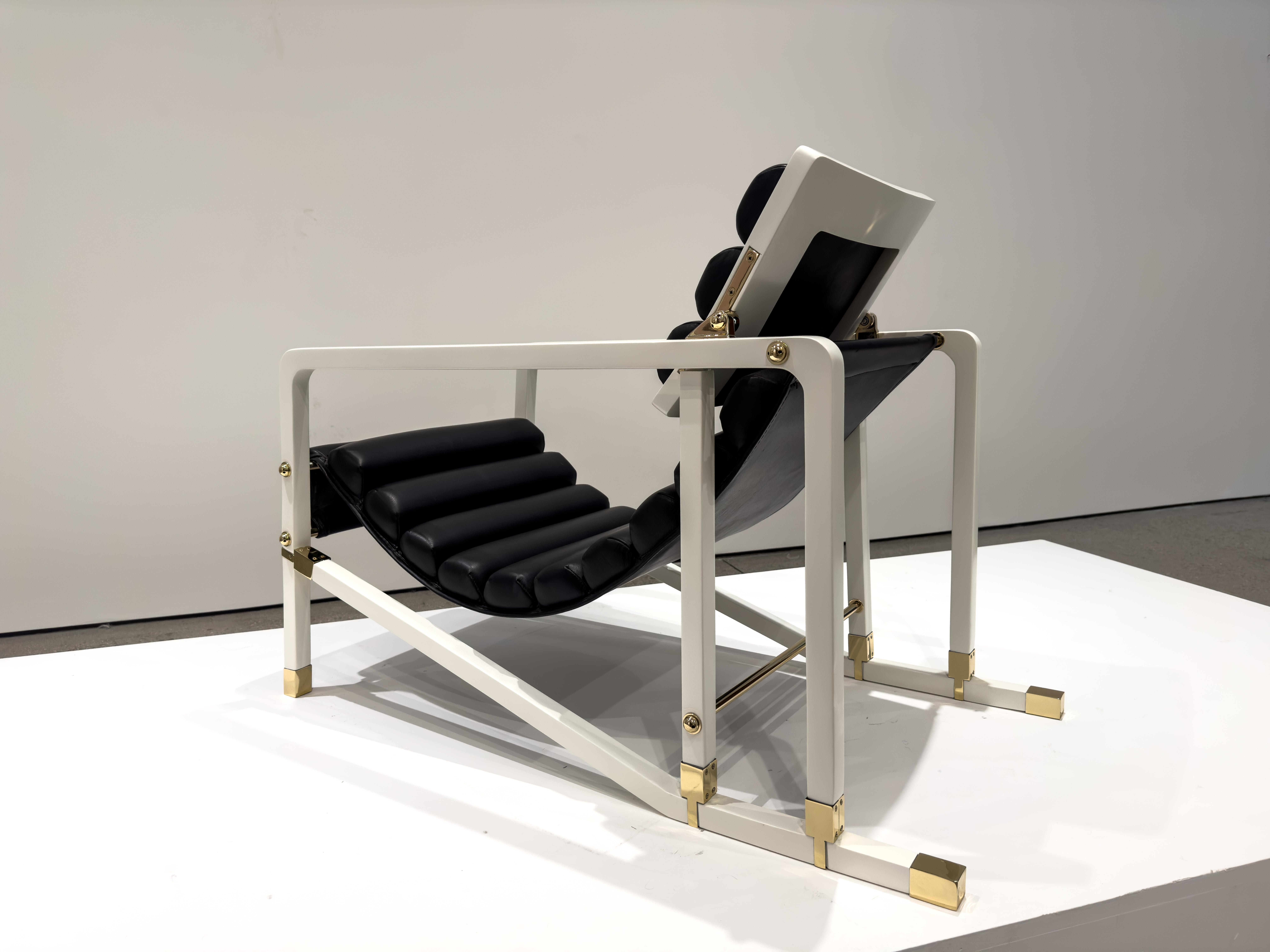 Eileen Gray (1878-1976) è stata una designer e architetto irlandese all'avanguardia, nota per il suo approccio innovativo all'arredamento e agli interni modernisti. Il suo lavoro fondeva perfettamente la funzionalità con un'estetica raffinata,