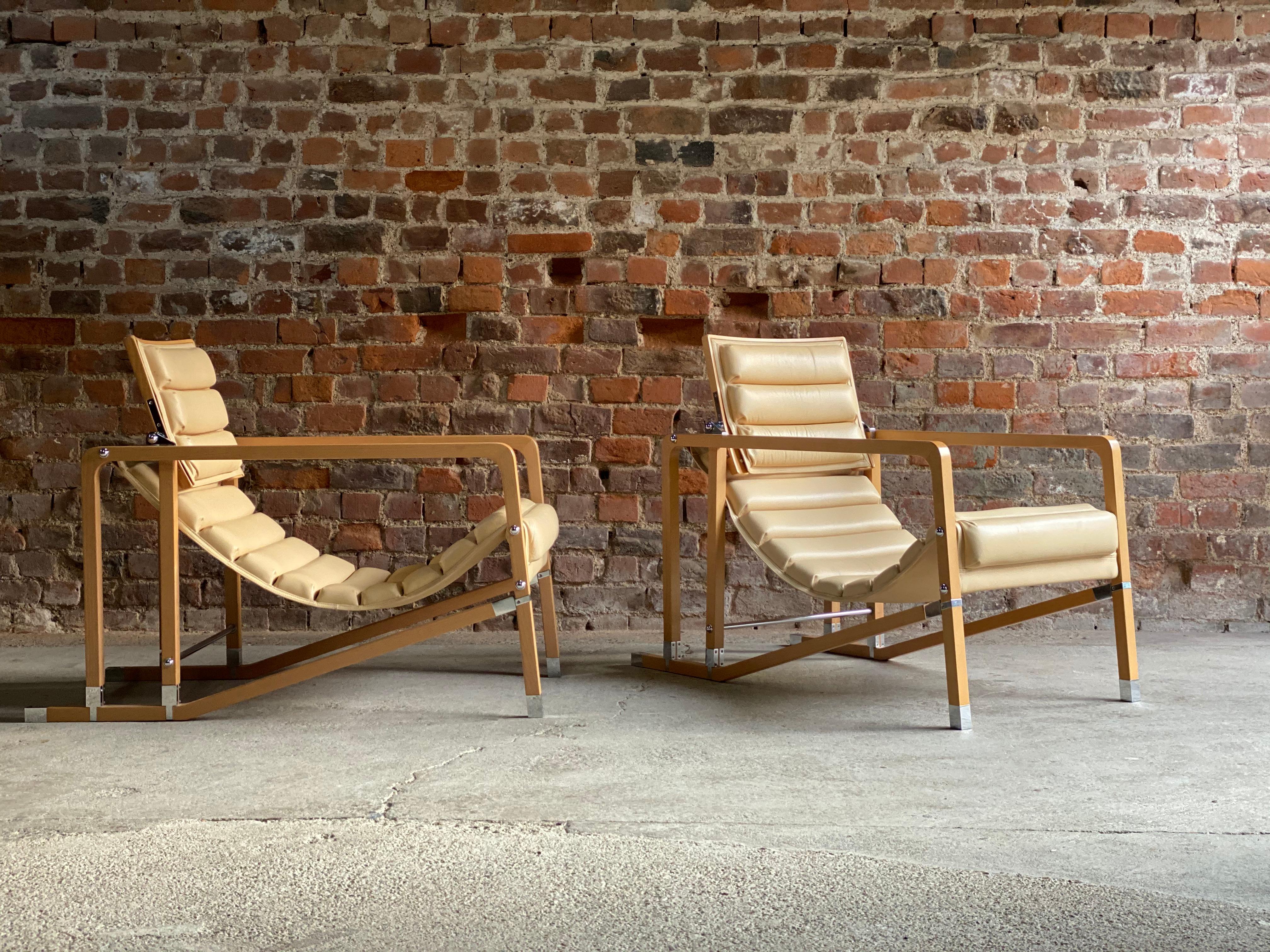 Eileen Gray Transat Stühle in cremefarbenem Leder und Buche von Ecart International

Ein atemberaubendes Paar zusammenpassender Eileen Gray Transat Stühle von Ecart International:: ein Paar zeitgenössischer Stühle aus Buche und cremefarbenem Leder