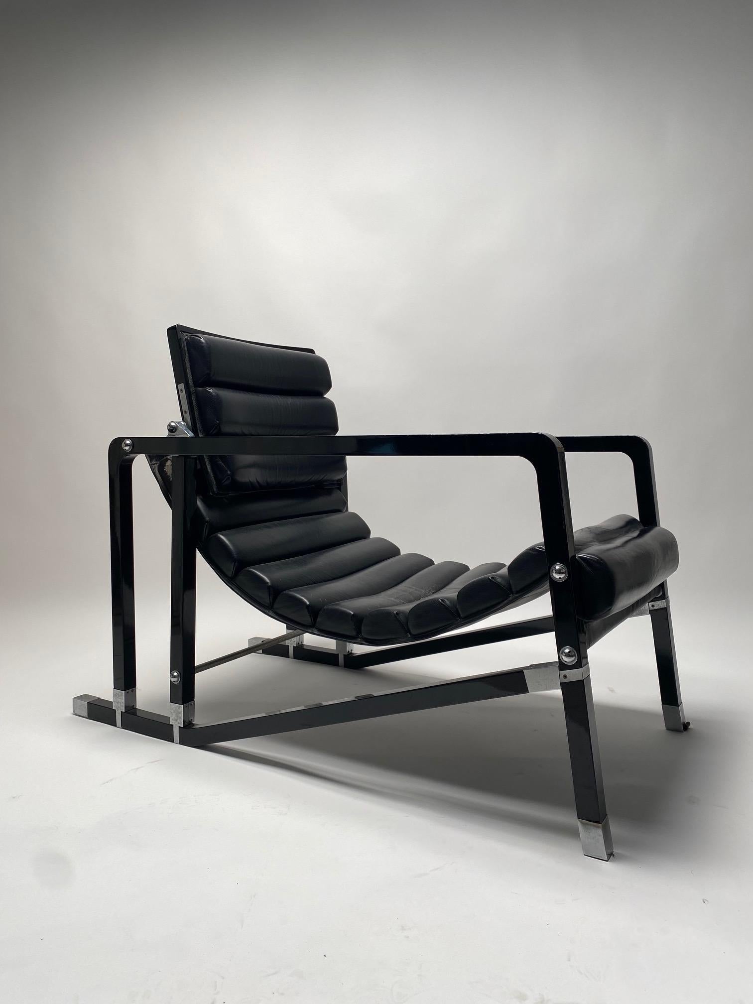 Eileen Gray, fauteuil de salon en cuir noir, modèle Transat,  1970s. 
Bois laqué noir, métal brossé, cuir noir. 