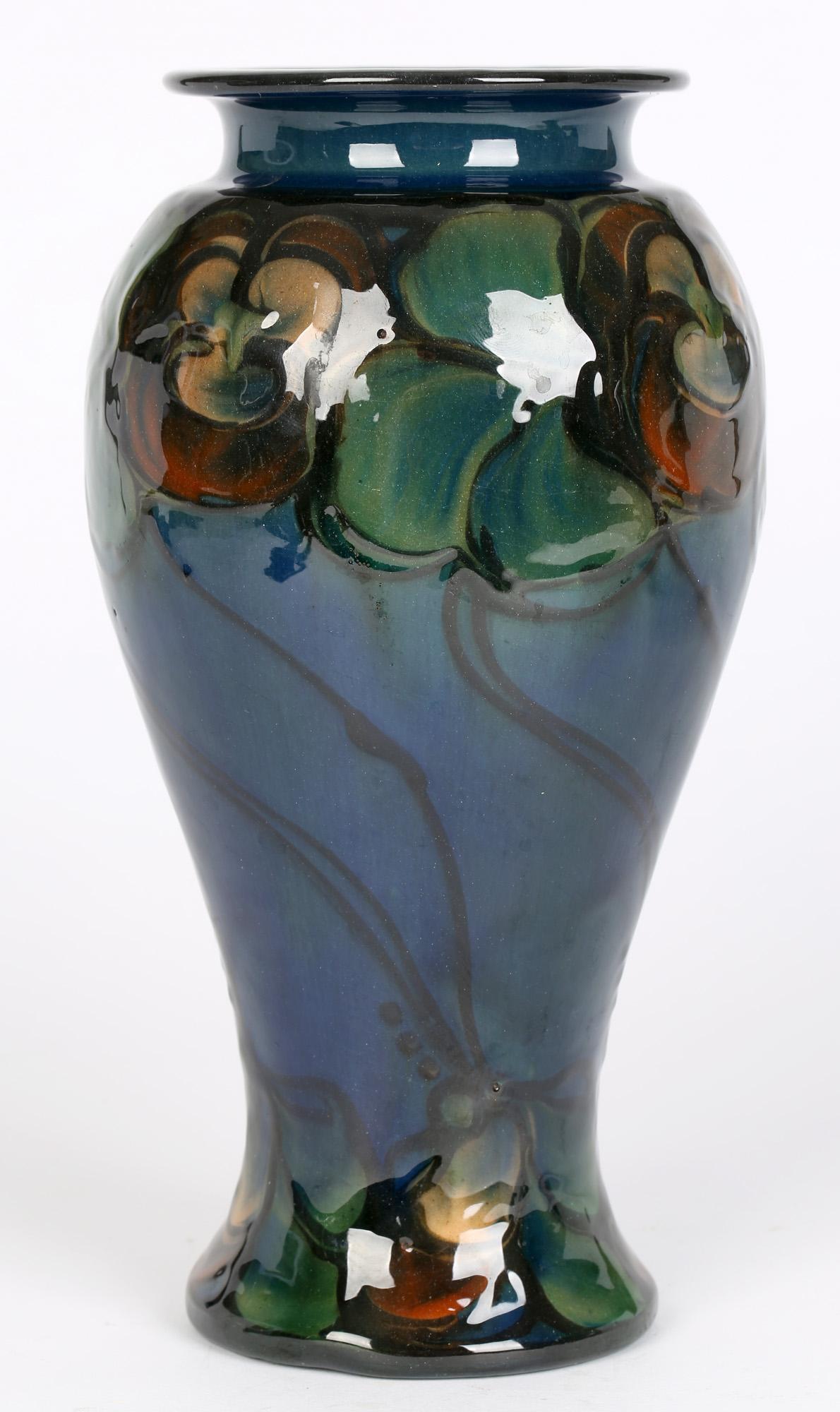Art nouveau Paire de vases à fleurs en poterie d'art Danico Skronvirke de Eiler Londal en vente