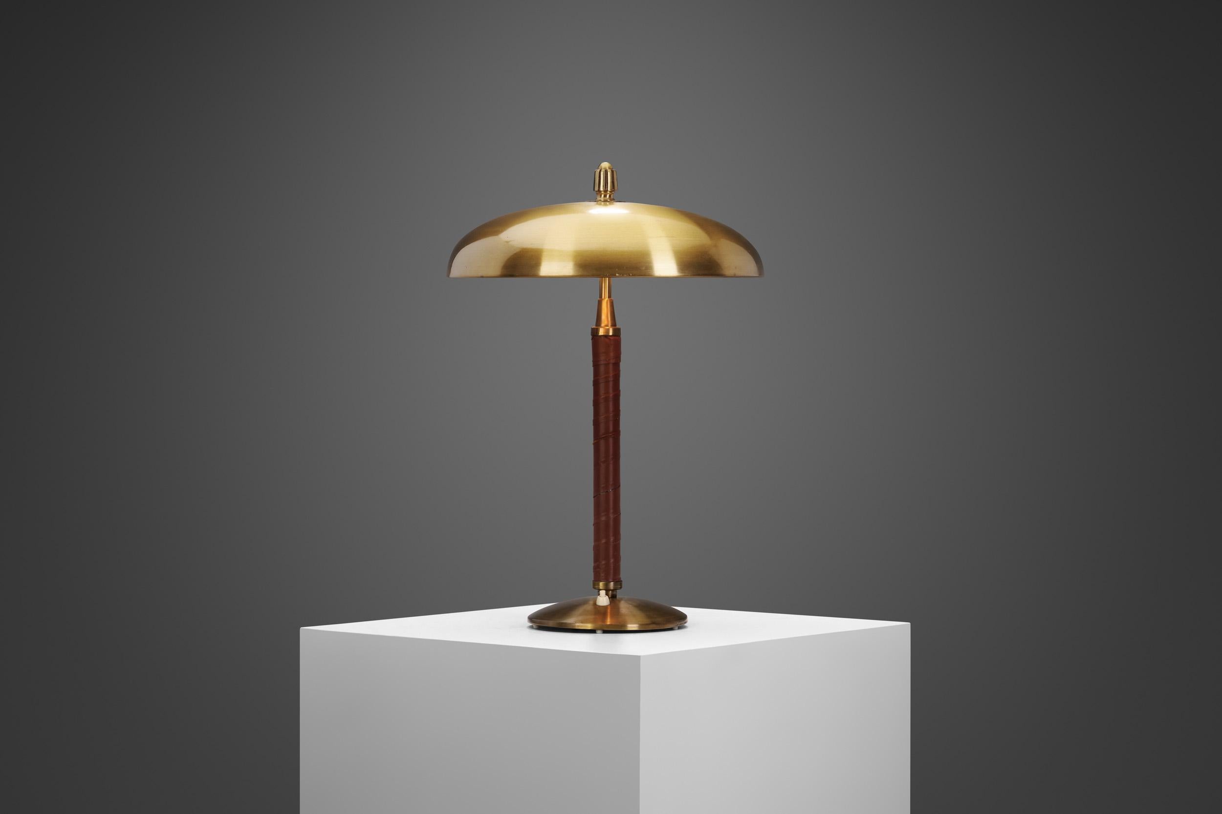 This stylish table lamp is a delightfully distinctive model, with immediately recognizable details. According to the Museum of Malmö, Einar Bäckström founded his workshop in 1918 for the manufacture of lighting and ornaments, and as the museum