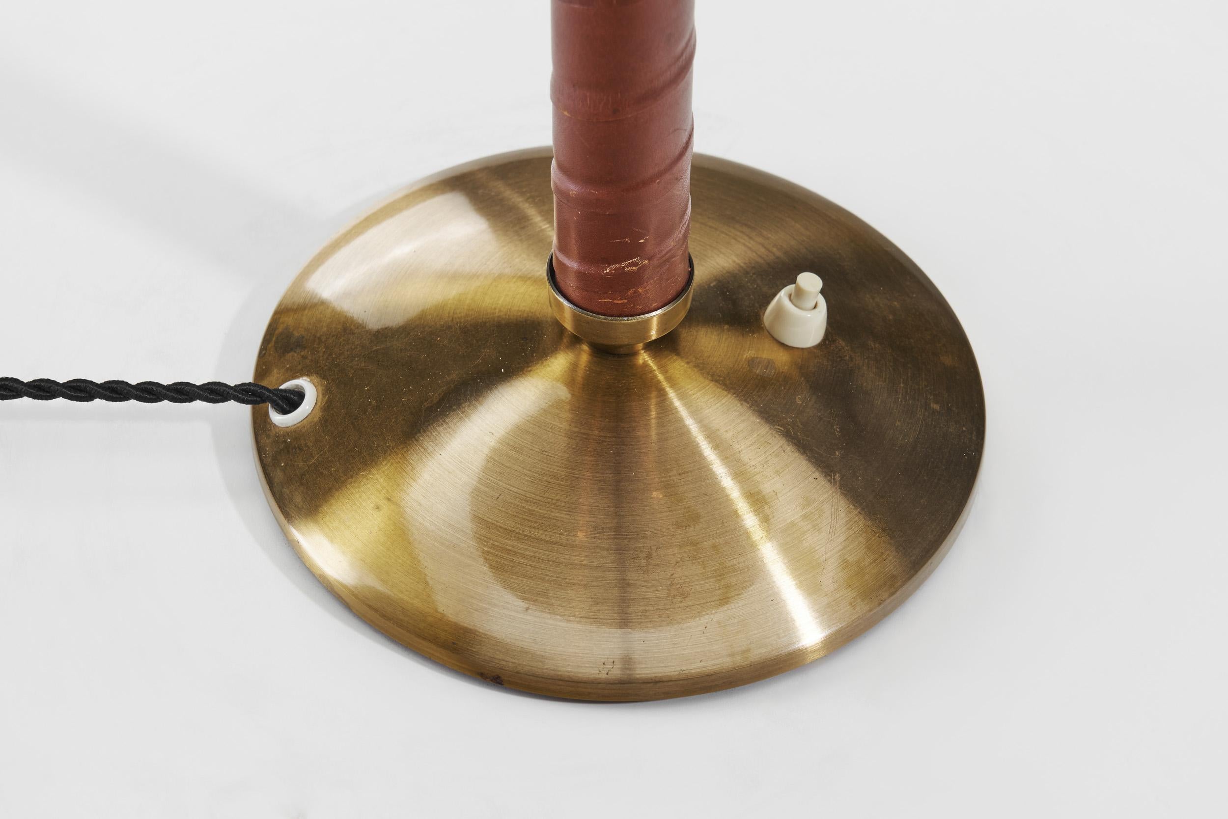 Lampe de table Einar Bäckström en laiton avec tige enveloppée de cuir, Suède, années 1940 en vente 10