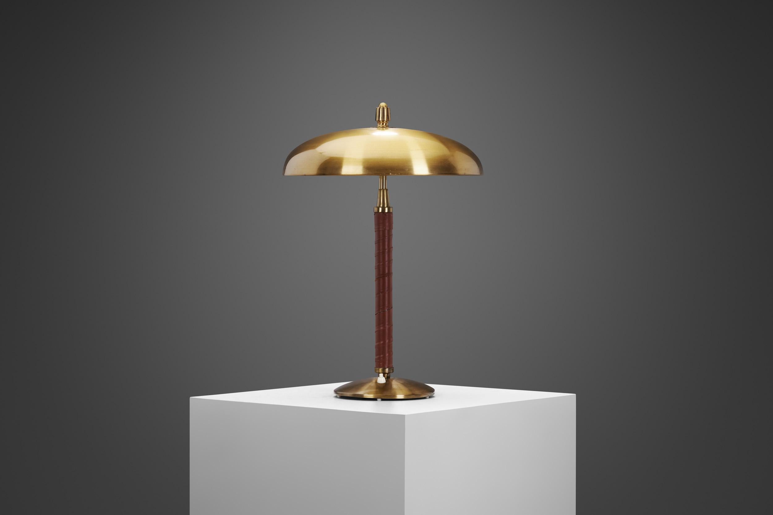 Mid-Century Modern Lampe de table Einar Bäckström en laiton avec tige enveloppée de cuir, Suède, années 1940 en vente