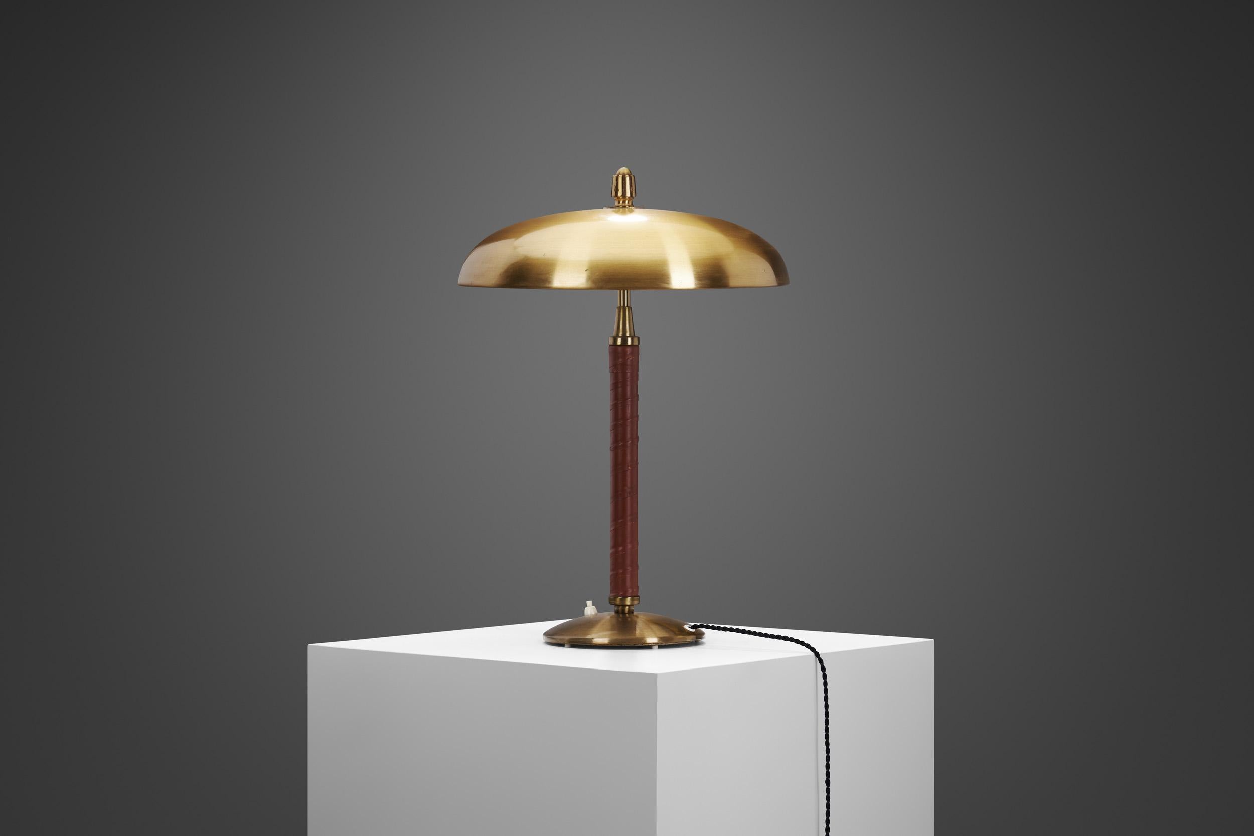Suédois Lampe de table Einar Bäckström en laiton avec tige enveloppée de cuir, Suède, années 1940 en vente