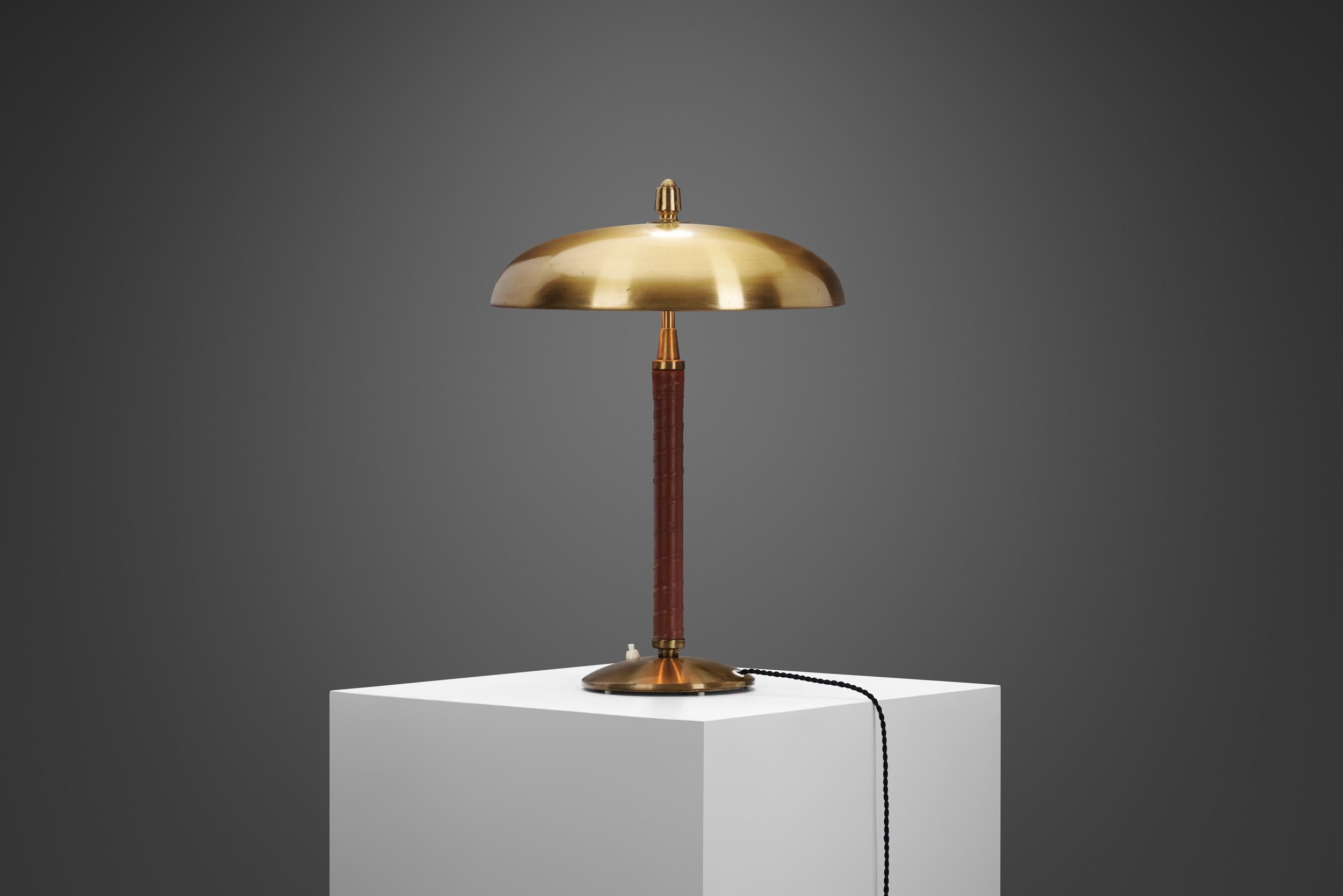 Lampe de table Einar Bäckström en laiton avec tige enveloppée de cuir, Suède, années 1940 Bon état - En vente à Utrecht, NL