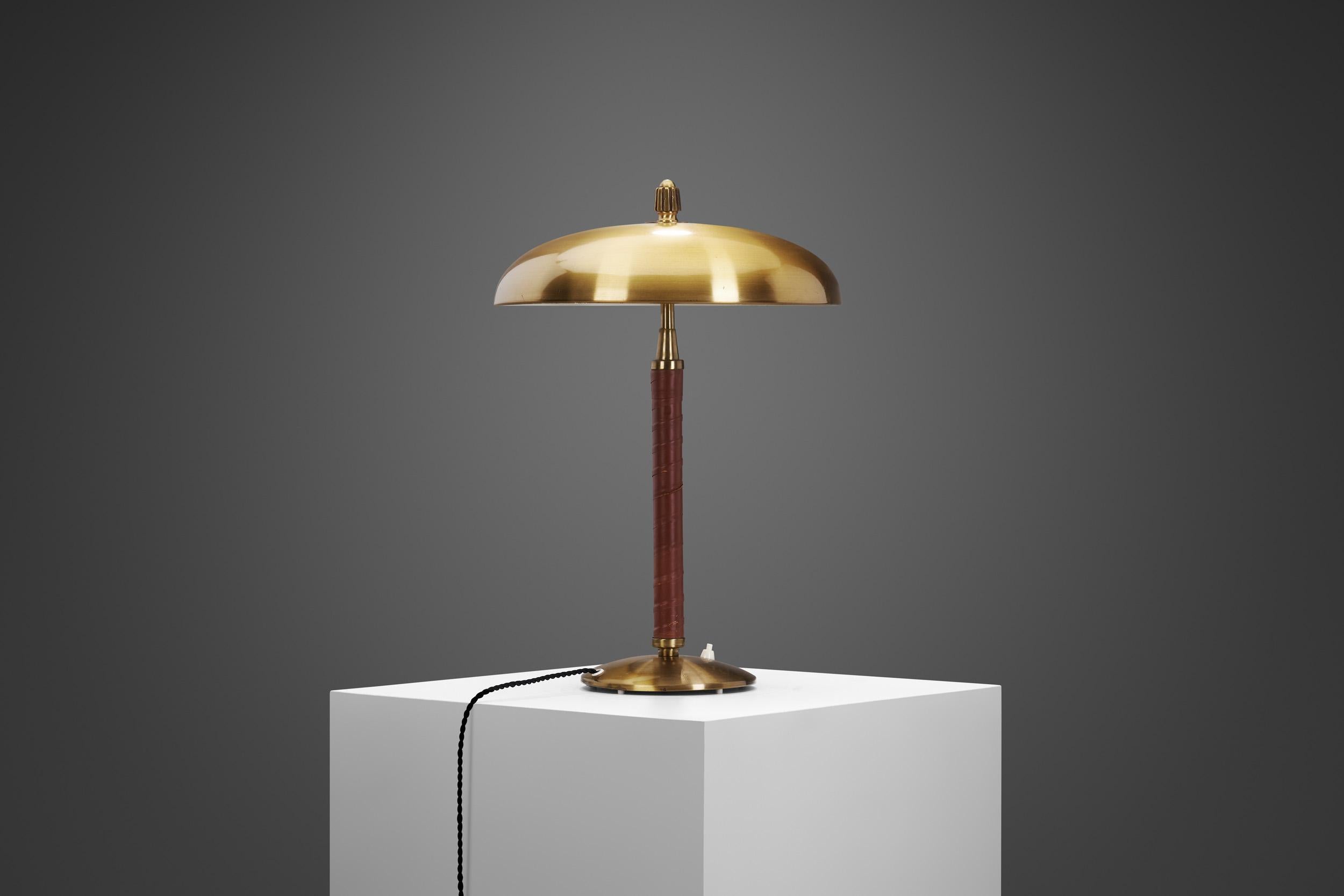 Milieu du XXe siècle Lampe de table Einar Bäckström en laiton avec tige enveloppée de cuir, Suède, années 1940 en vente