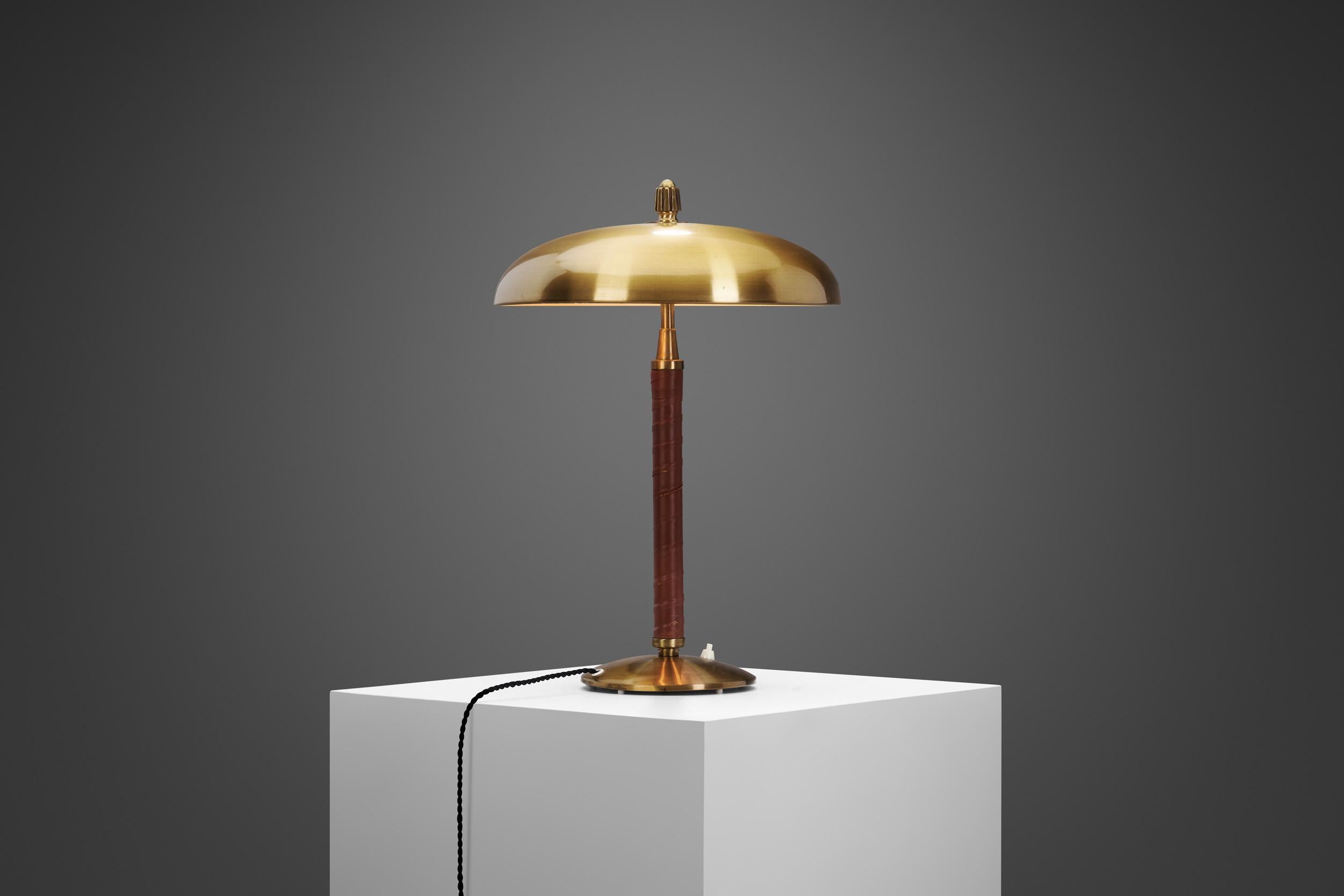 Laiton Lampe de table Einar Bäckström en laiton avec tige enveloppée de cuir, Suède, années 1940 en vente