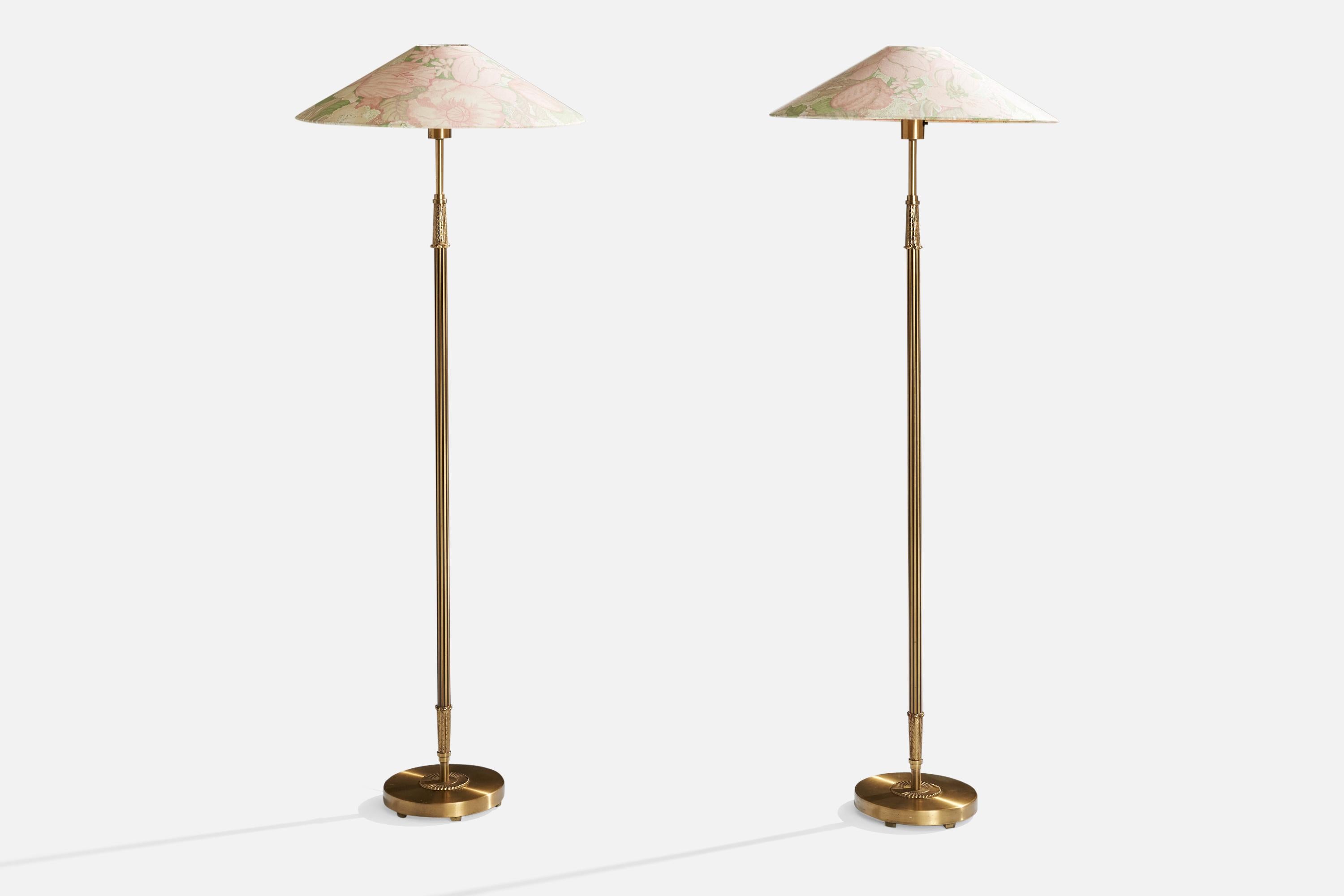Ein Paar Stehlampen aus Messing und Stoff mit Blumendruck, Einar Bäckström, Schweden, um 1950.

Abmessungen der Lampe mit Schirm (Zoll): 54,75