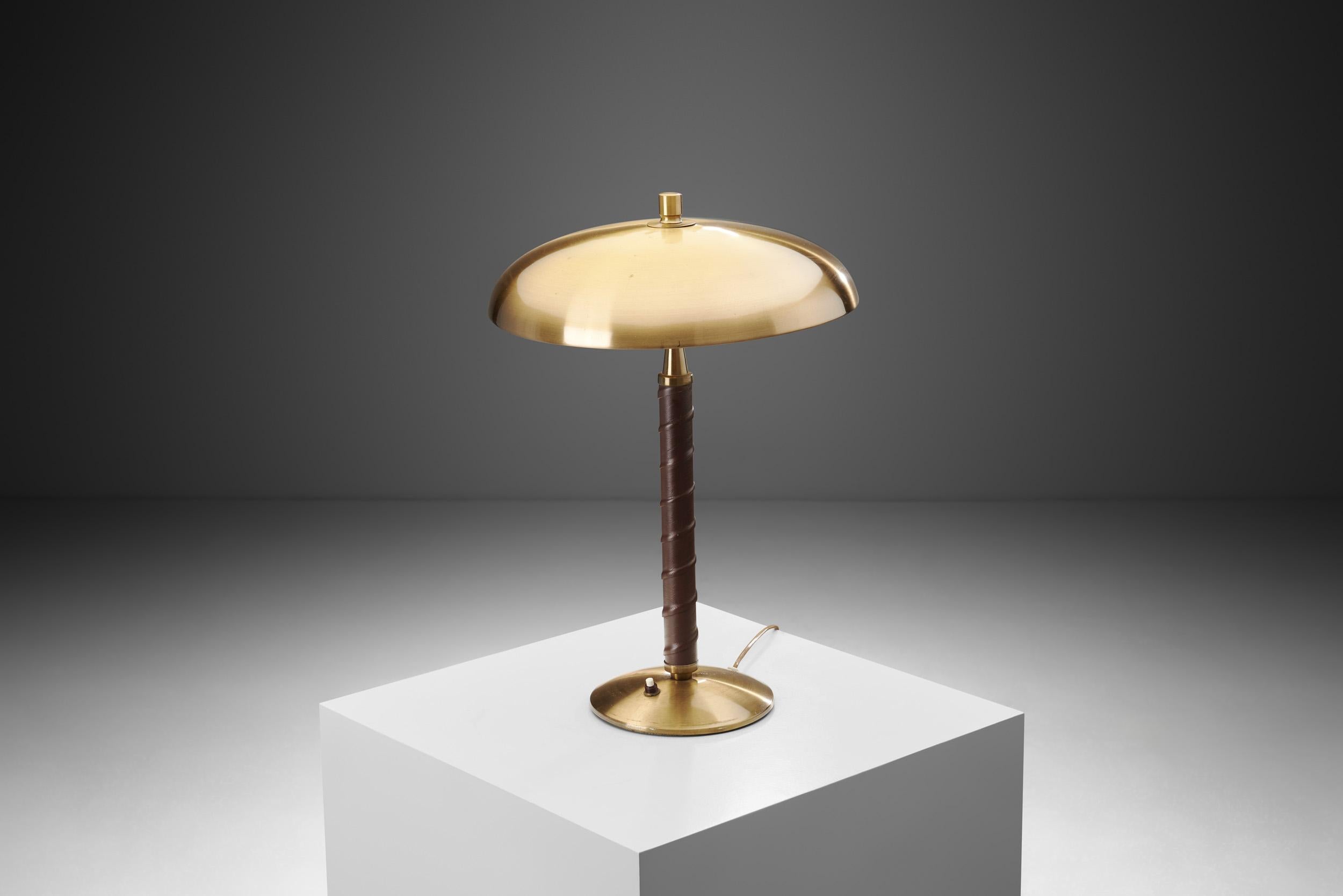 This stylish table lamp is a delightfully distinctive model, with immediately recognizable details. According to the Museum of Malmö, Einar Bäckström founded his workshop in 1918 for the manufacture of lighting and ornaments, and as the museum