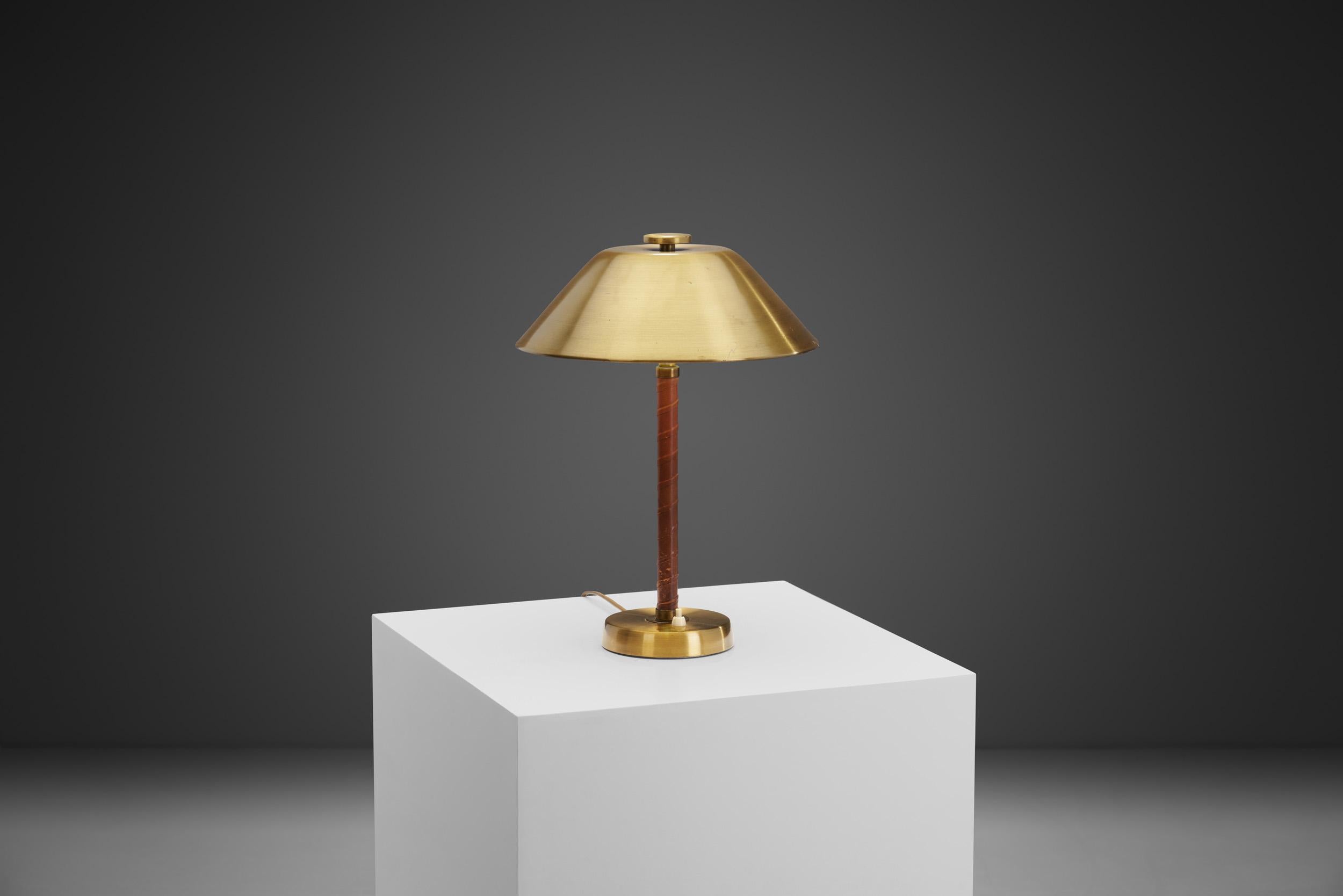 This stylish table lamp is a delightfully distinctive model, with immediately recognizable details and material choices. According to the Museum of Malmö, Einar Bäckström founded his workshop in 1918 for the manufacture of lighting and ornaments,