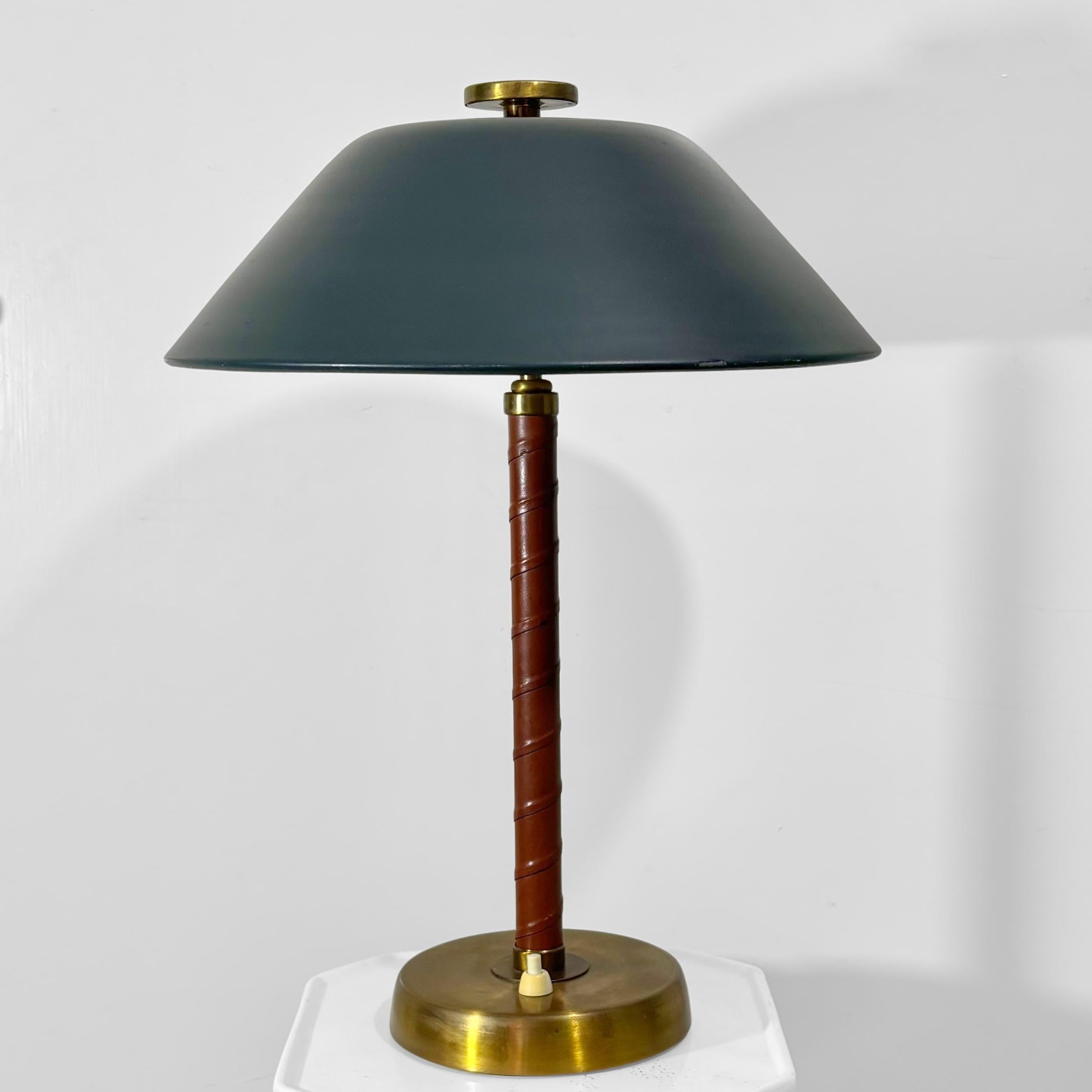 Eine elegante und seltene schwedische Tischlampe der Moderne, Modell 5014, hergestellt von Einar Bäckströms Metallvarufabrik in den 1930er Jahren. Die raffinierte Leuchte hat einen sanft ausgestellten, scheibenförmigen Schirm aus petrolgrünem Lack,