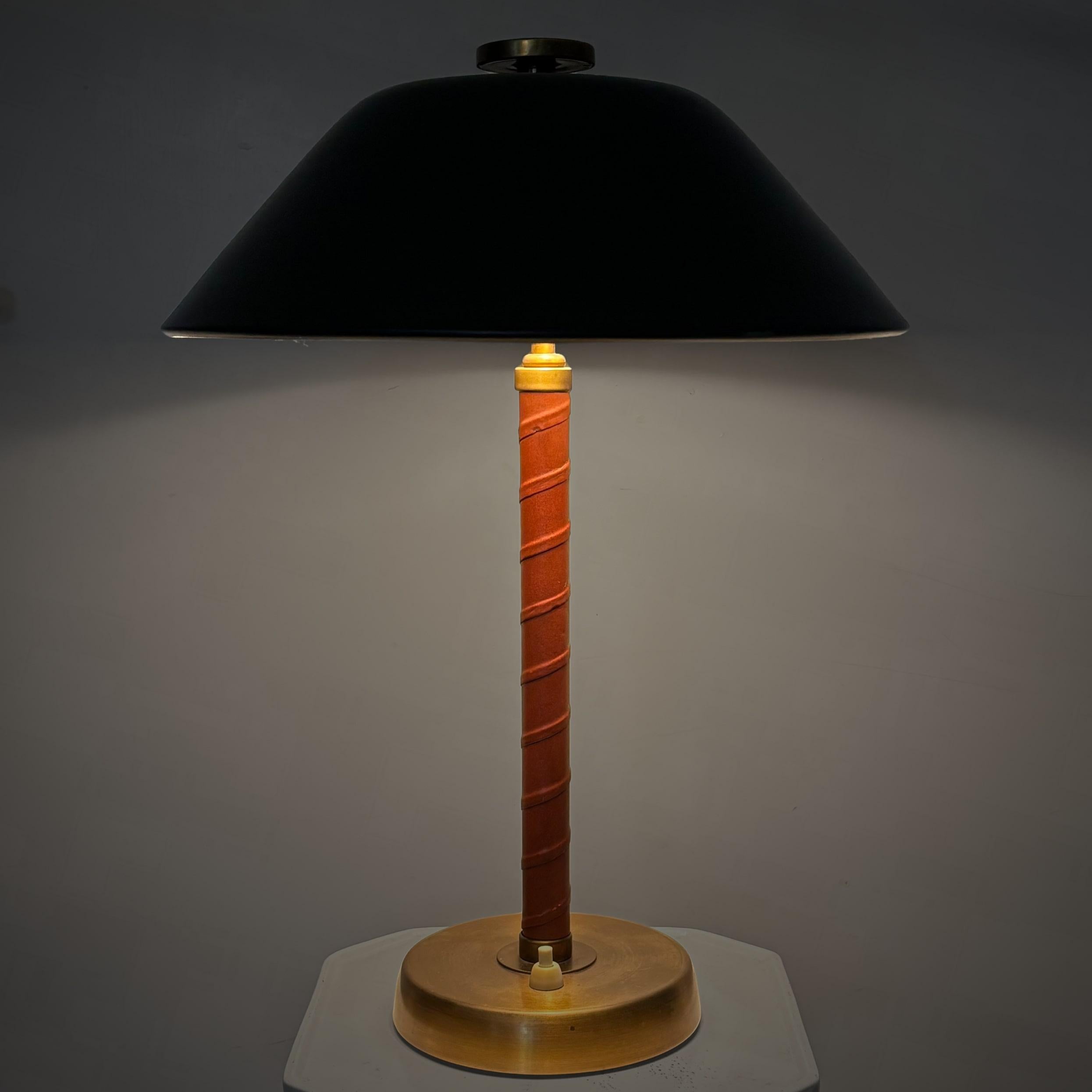 Einar Bäckström, Skandinavische modernistische Schreibtischlampe, Messing und Leder, Schweden 1930er Jahre (Skandinavische Moderne) im Angebot