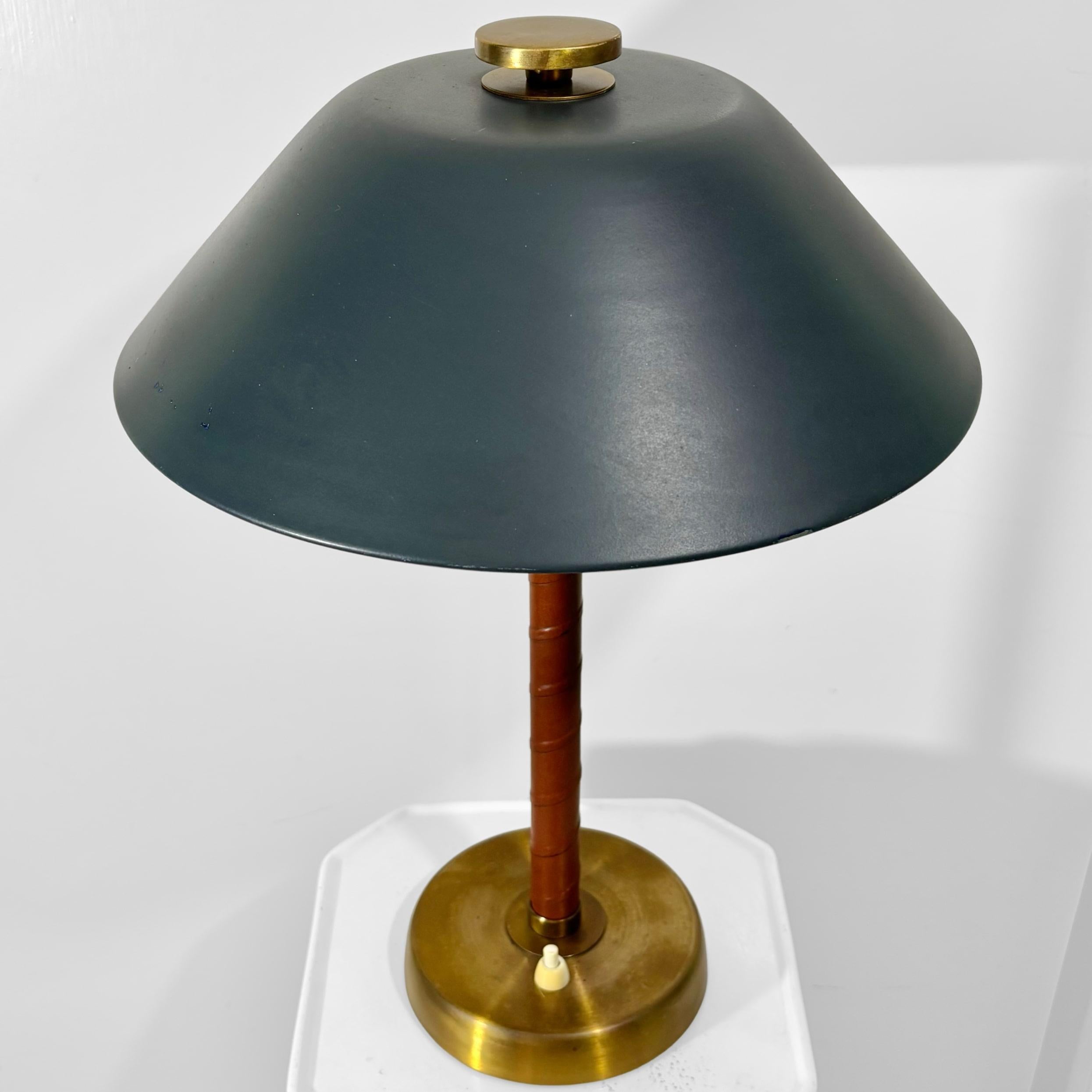 Einar Bäckström, Skandinavische modernistische Schreibtischlampe, Messing und Leder, Schweden 1930er Jahre (Schwedisch) im Angebot