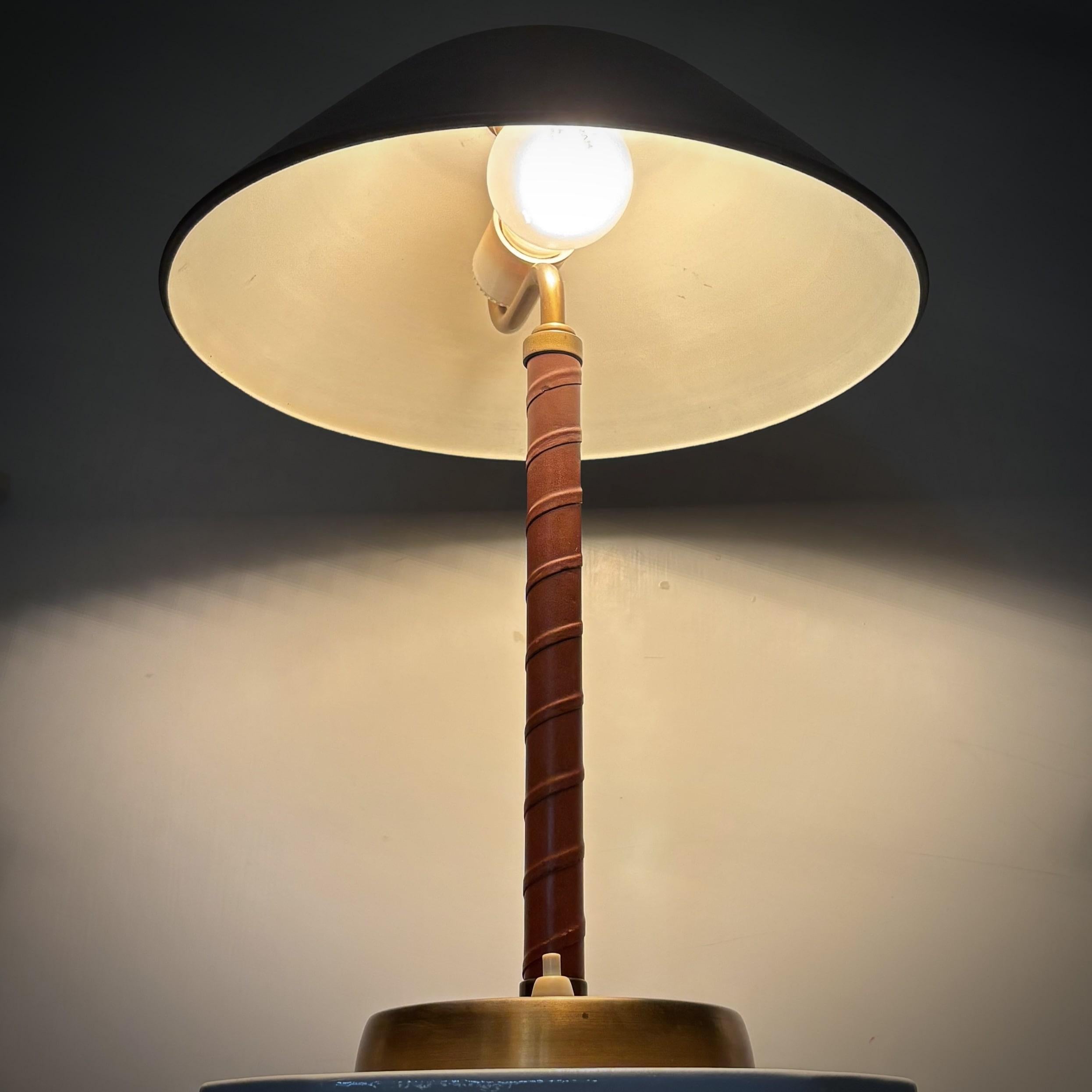 Einar Bäckström, Skandinavische modernistische Schreibtischlampe, Messing und Leder, Schweden 1930er Jahre im Zustand „Gut“ im Angebot in Forserum, SE