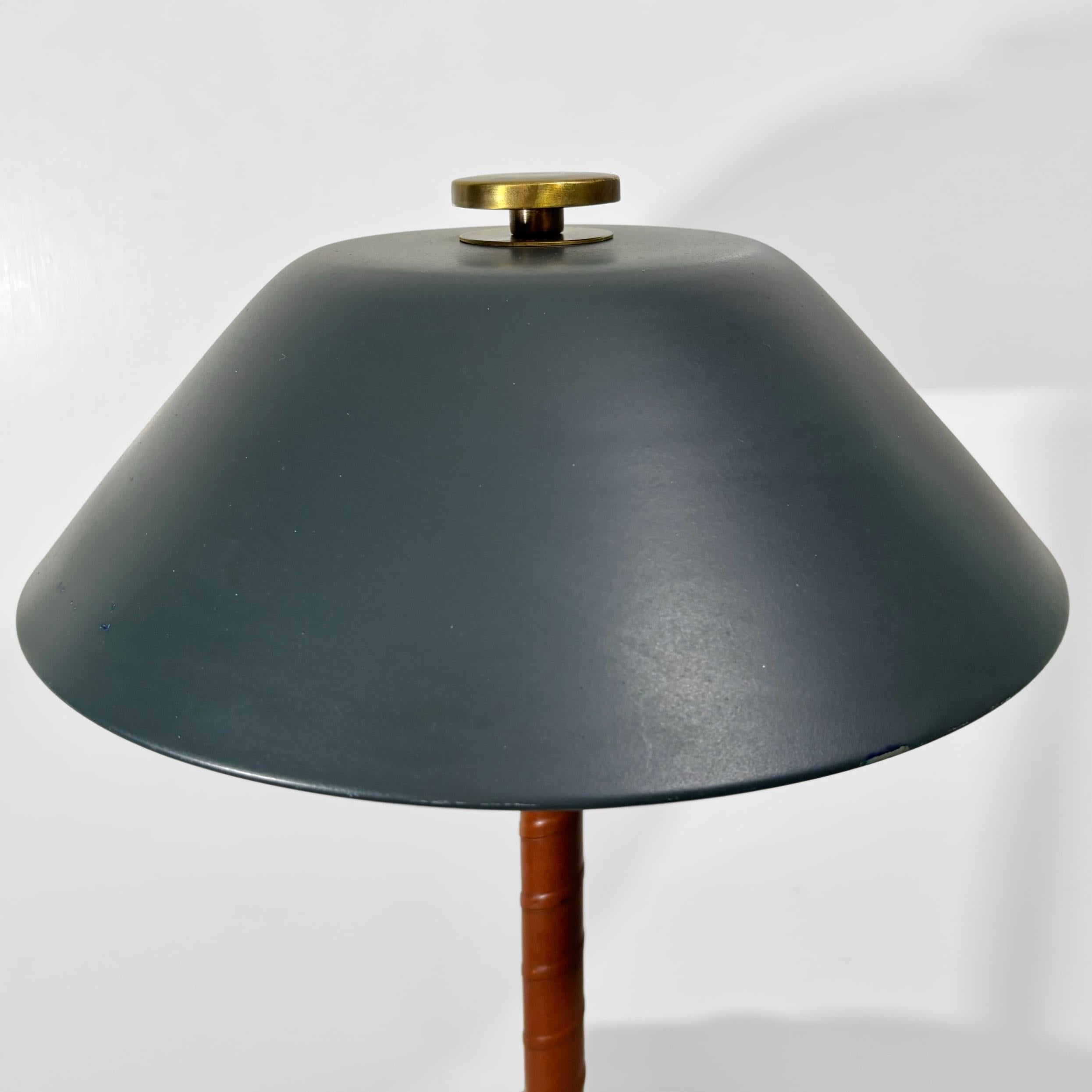 Einar Bäckström, Skandinavische modernistische Schreibtischlampe, Messing und Leder, Schweden 1930er Jahre (Mitte des 20. Jahrhunderts) im Angebot