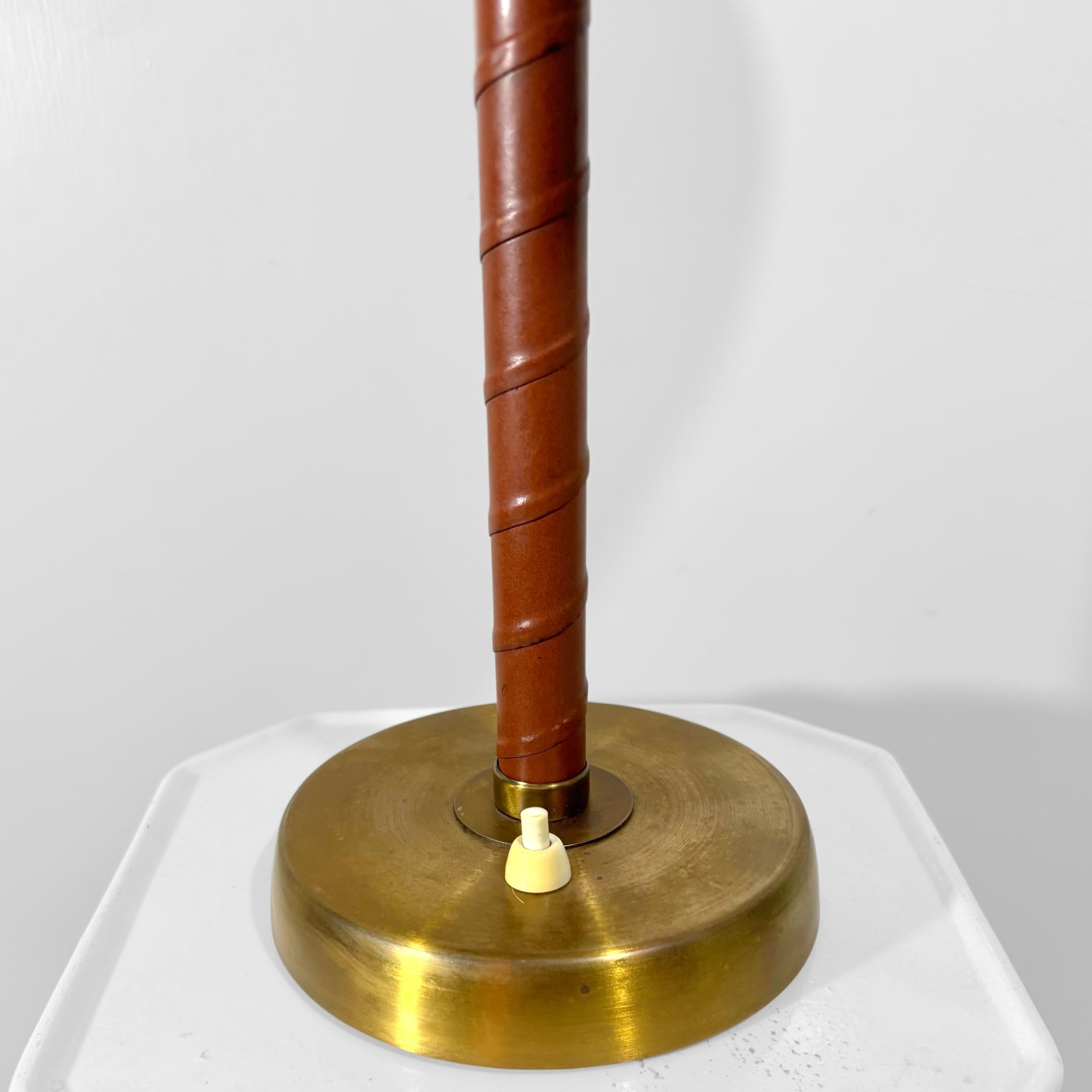 Einar Bäckström, Skandinavische modernistische Schreibtischlampe, Messing und Leder, Schweden 1930er Jahre im Angebot 1