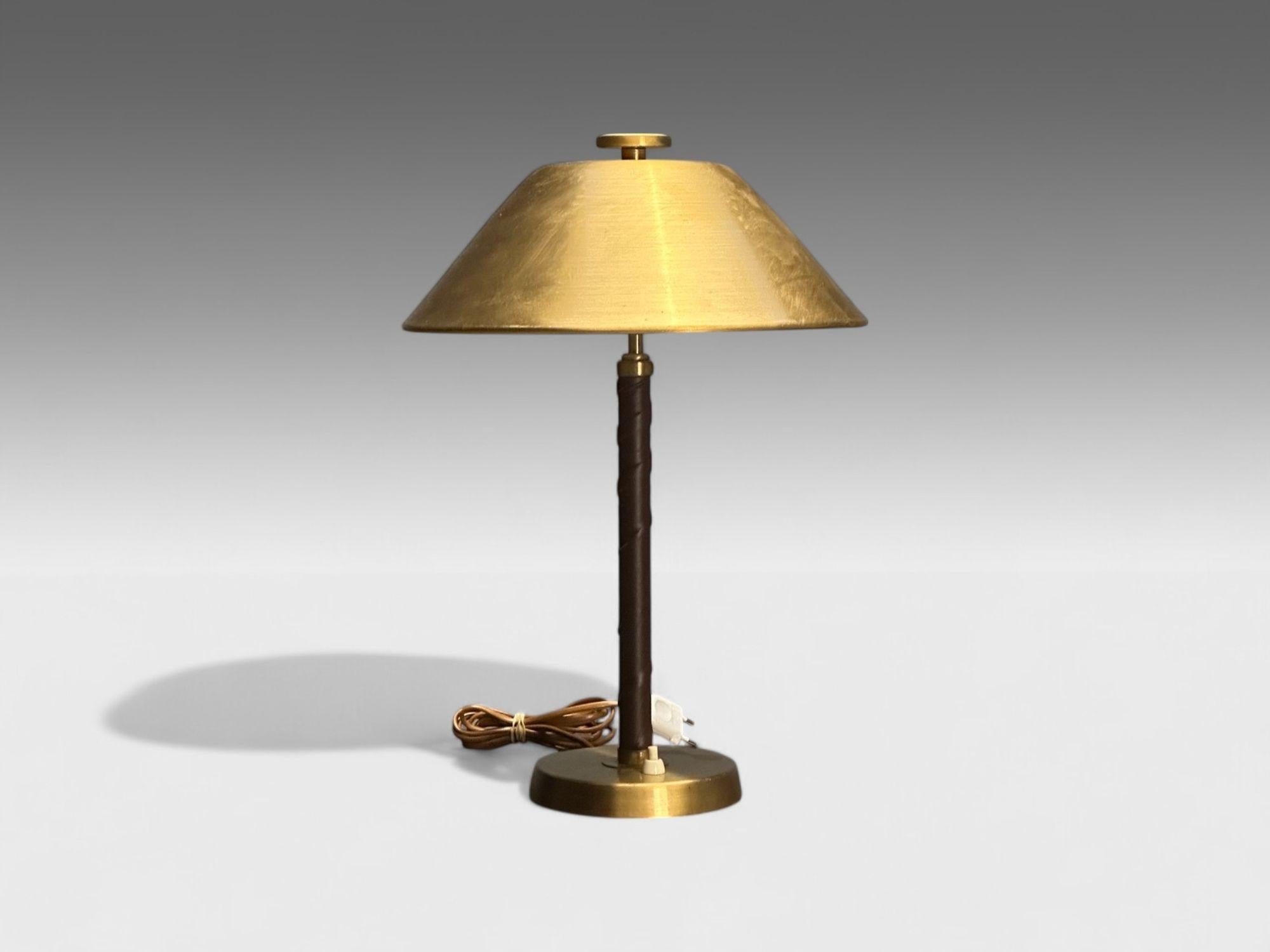 Einar Bäckström, Swedish Modern, Leather, Brass, Rare Table Lamp, Sweden, 1940s

Swedish modern brass and leather-wrapped table or desk lamp designed by Einar Backstrom in Sweden circa 1940s. This example featuring it's original slightly patinated