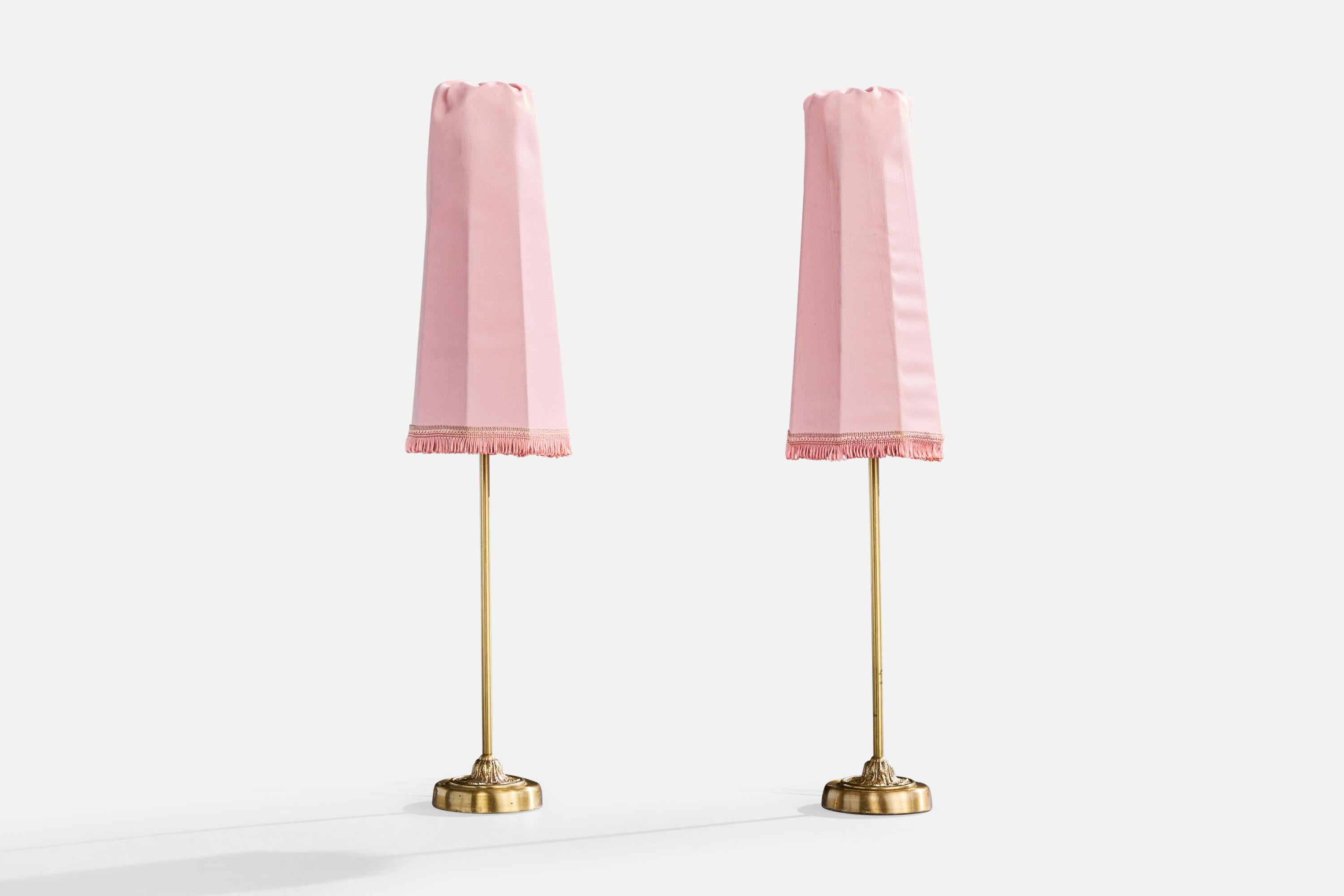 Pareja de lámparas de sobremesa de latón y tela rosa fabricadas por Einar Bäckström, Suecia, c. 1940.

Una pantalla presenta una mancha muy pequeña en la tela.  El latón presenta una oxidación moderada acorde con la edad y el uso

Dimensiones de la