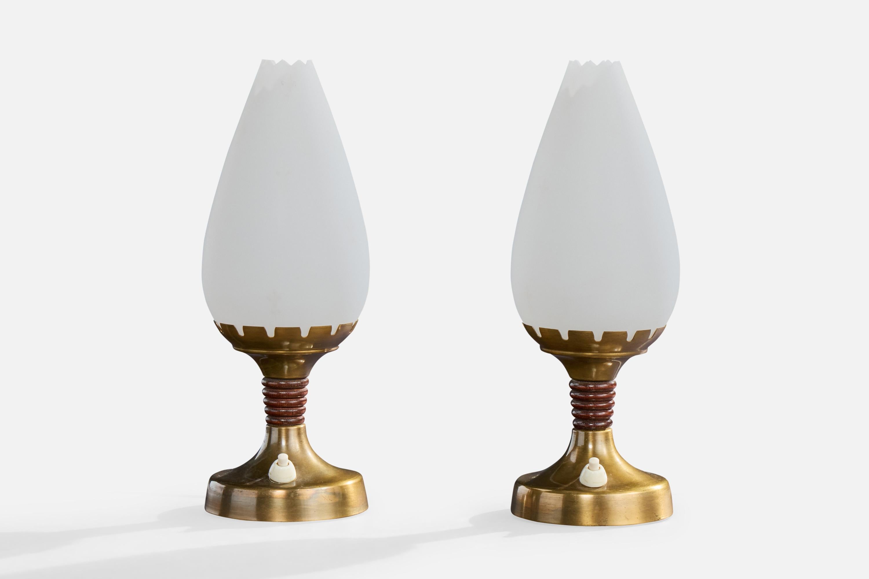 Ein Paar Tischlampen aus dunkel gebeiztem Holz, Messing und weißem Opalglas von Einar Bäckström, Schweden, um 1950.

Abmessungen der Lampe (Zoll): 11,0 