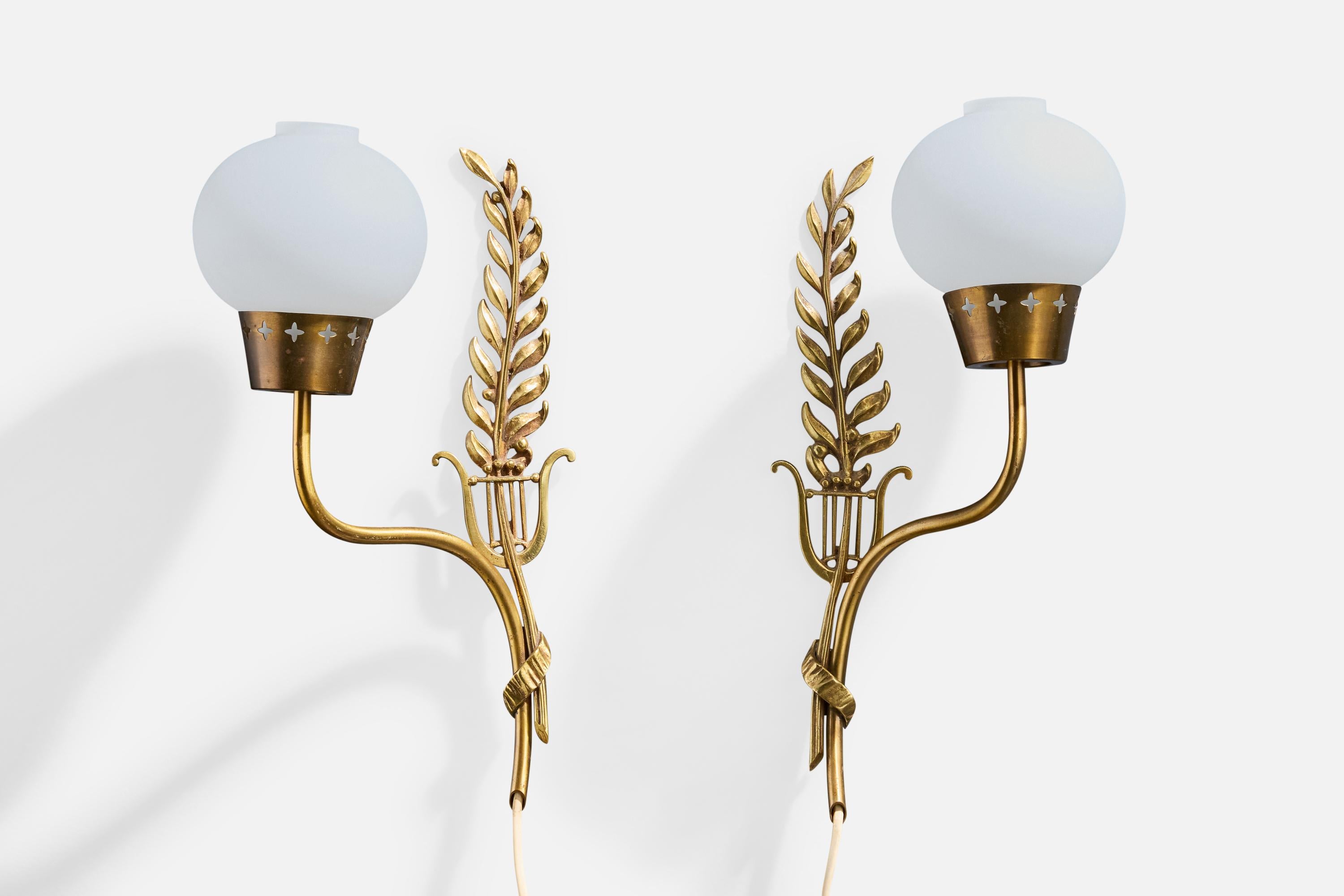 Aplique orgánico de dos brazos de latón y cristal opalino blanco, diseñado y fabricado por Einar Bäckström, Malmö, Suecia, década de 1940.

El latón presenta una oxidación moderada en toda su superficie. Dimensiones totales (en pulgadas): 14,0 